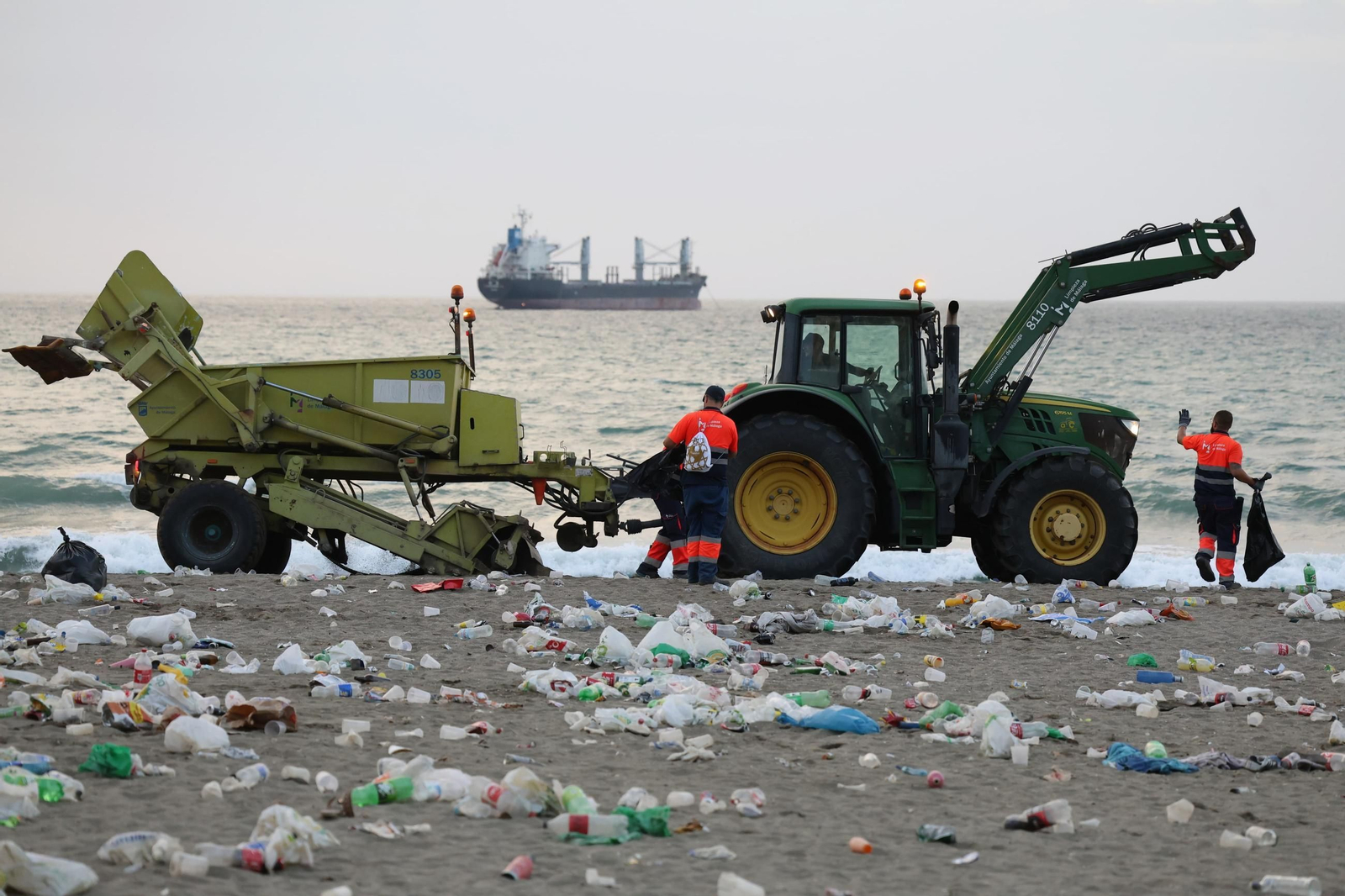 Operarios de limpieza recogen esta mañana la basura de las playas de Málaga. Operarios de limpieza recogen esta mañana la basura de las playas de Málaga.
