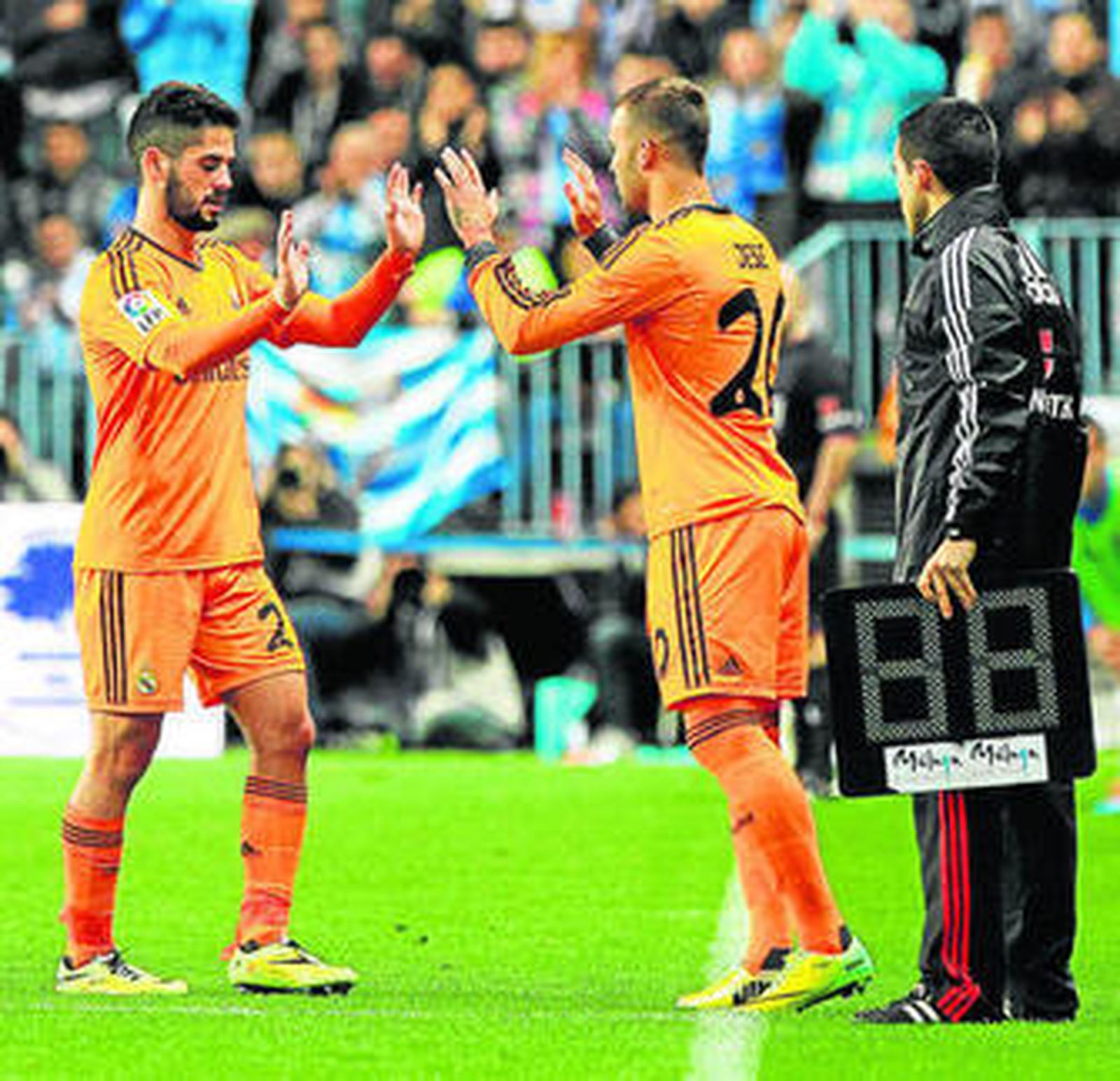 Isco se marcha del campo para que entre Jesé.