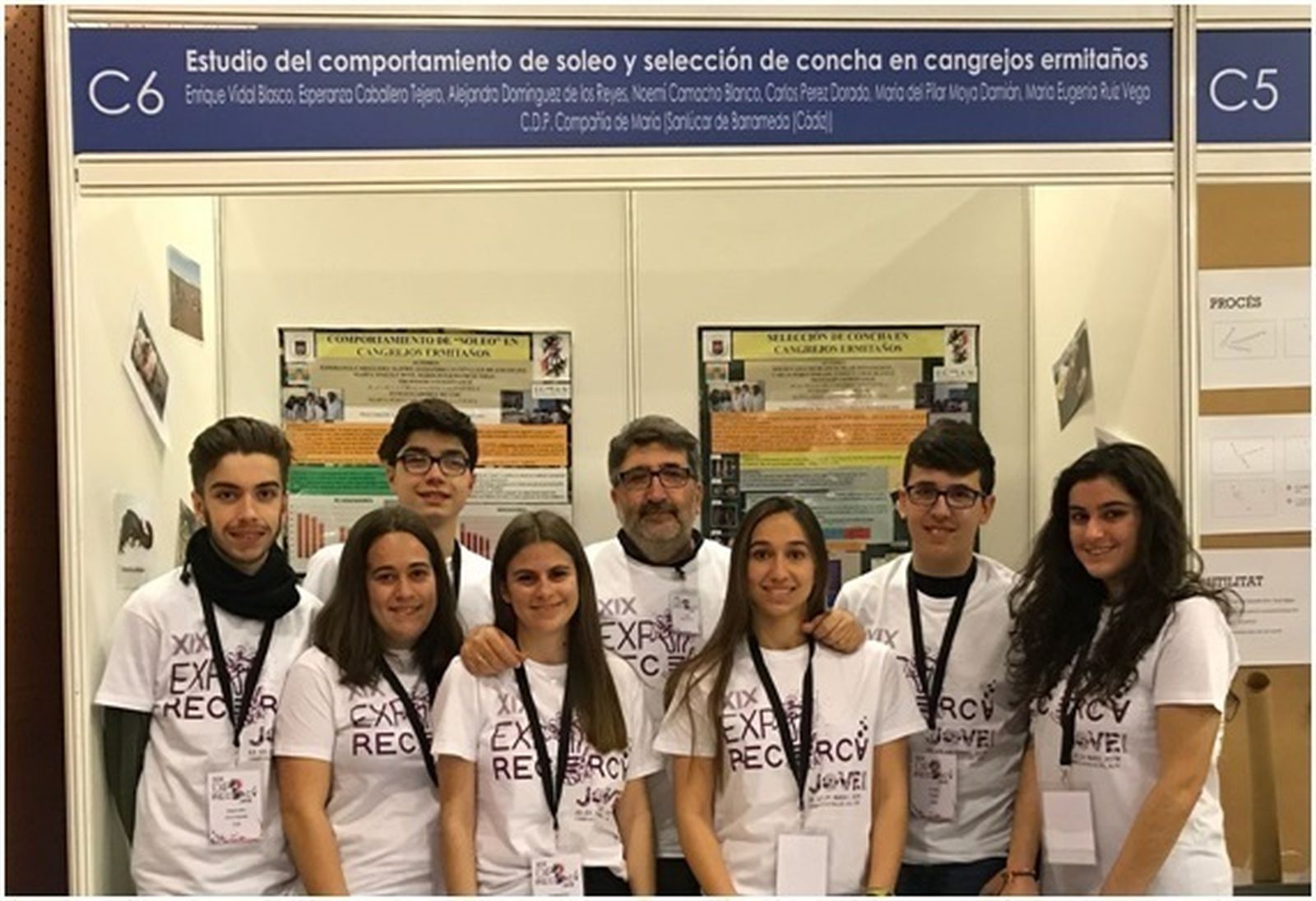 Los alumnos del colegio Compañía de María, en el congreso de Barcelona con su profesor de Biología.
