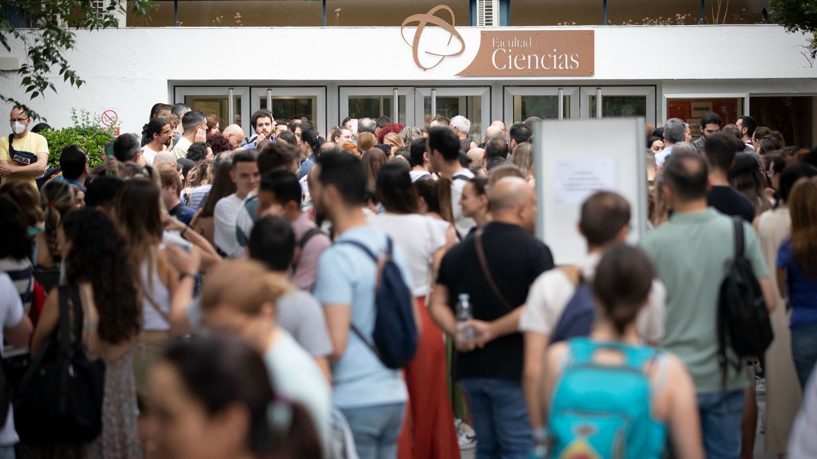 Estudiantes frente a la Facultad de Ciencias de la UGR | Imagen de archivo