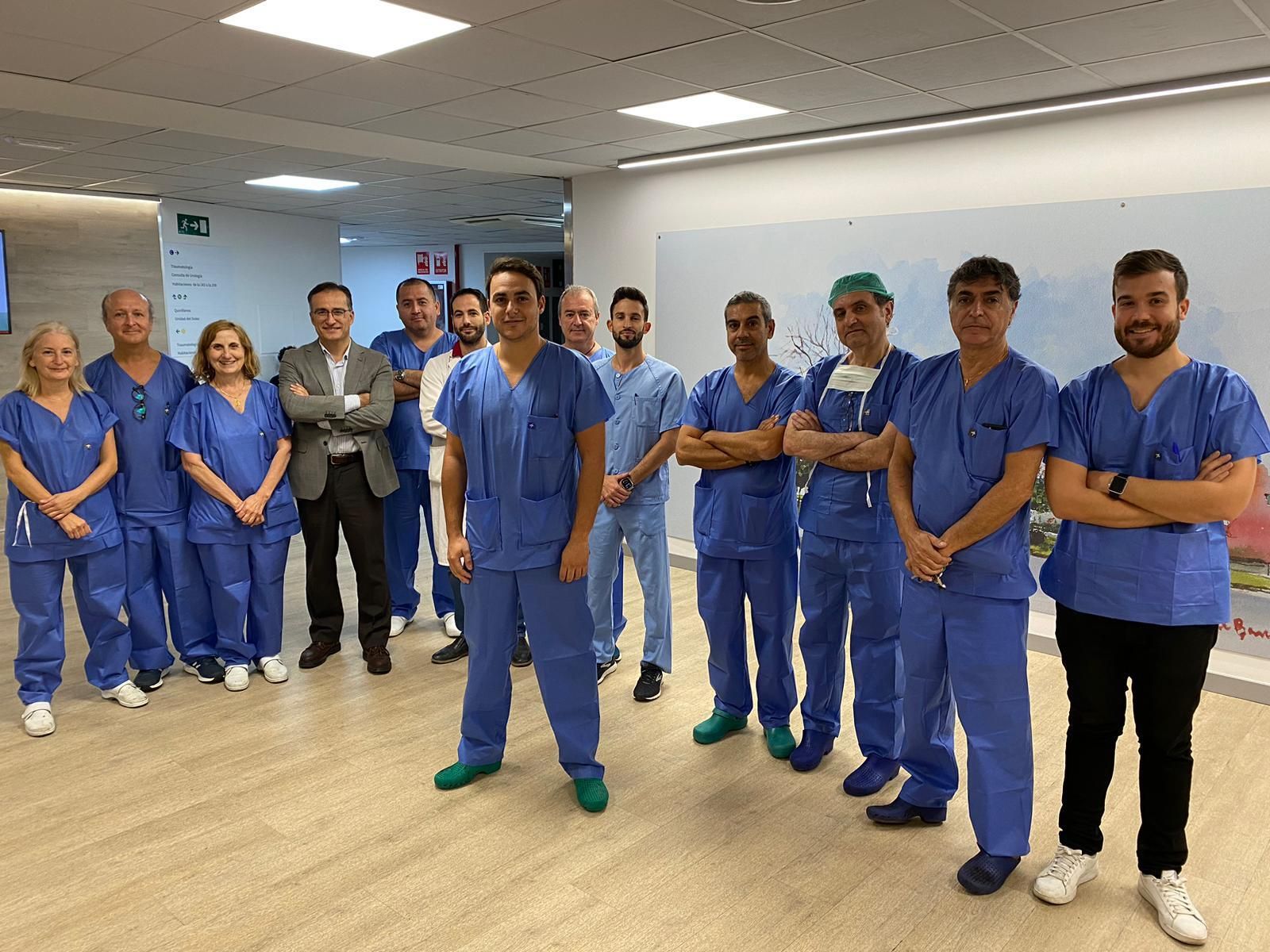 El residente Miguel Barquero Alemán, en el centro, junto a parte del equipo de Cirugía Vascular del Macarena.