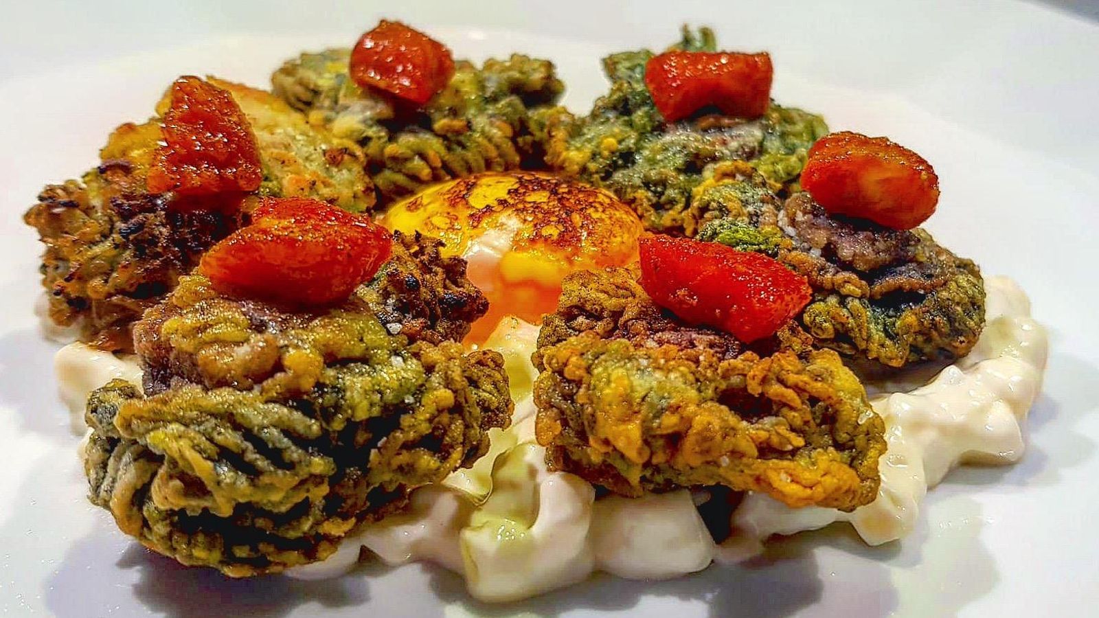Ortiguillas fritas, alioli de peras, sobrasada y yema de huevo