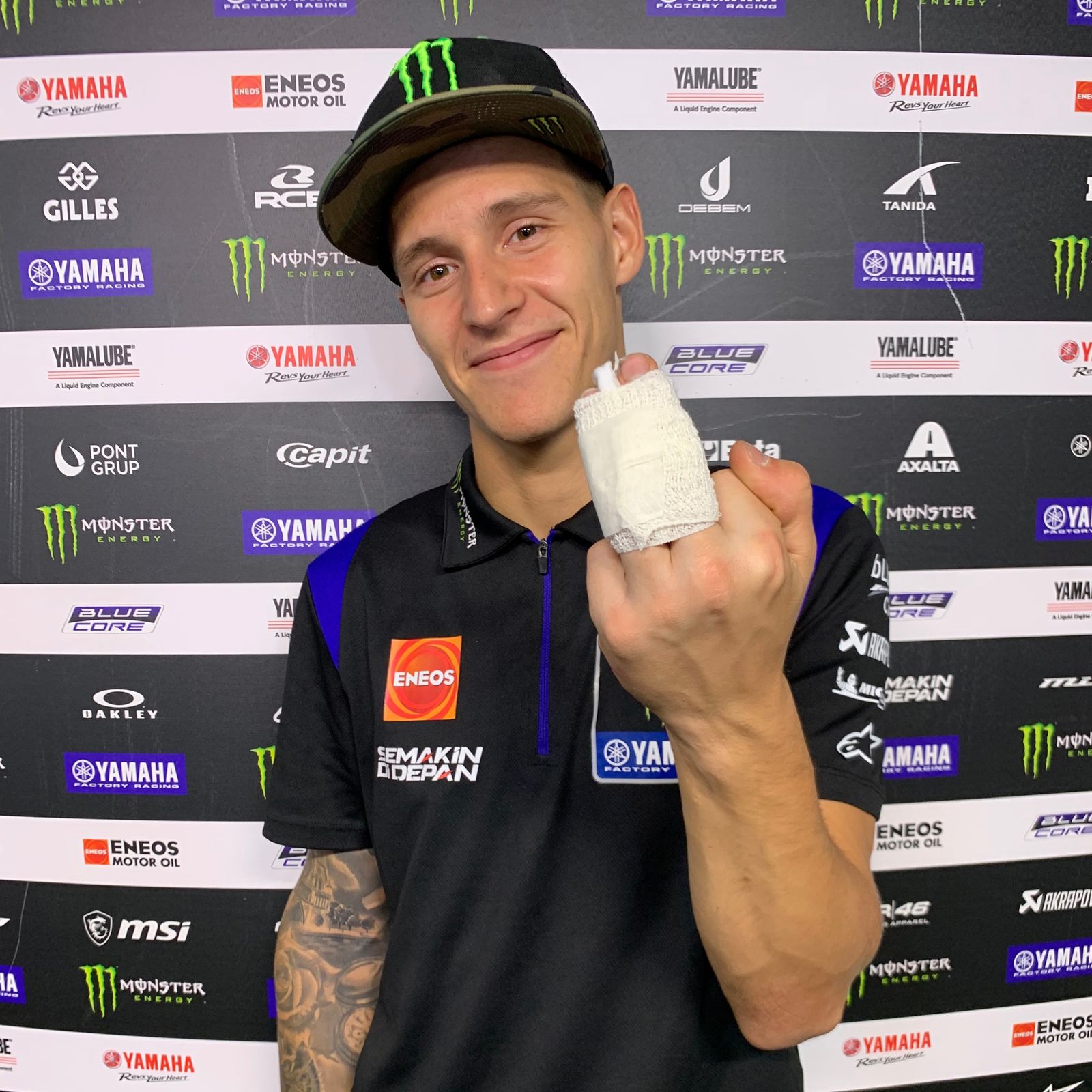Quartararo se ha fracturado el meñique de la mano izquierda.