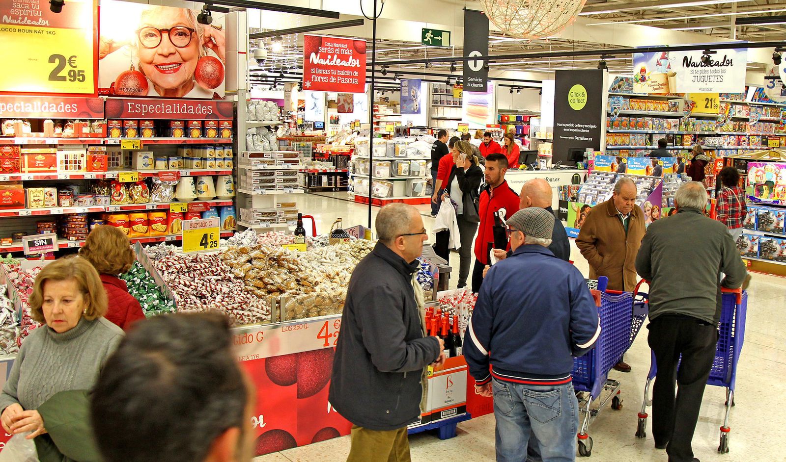 Varias personas comprando en un supermercado de Jerez.