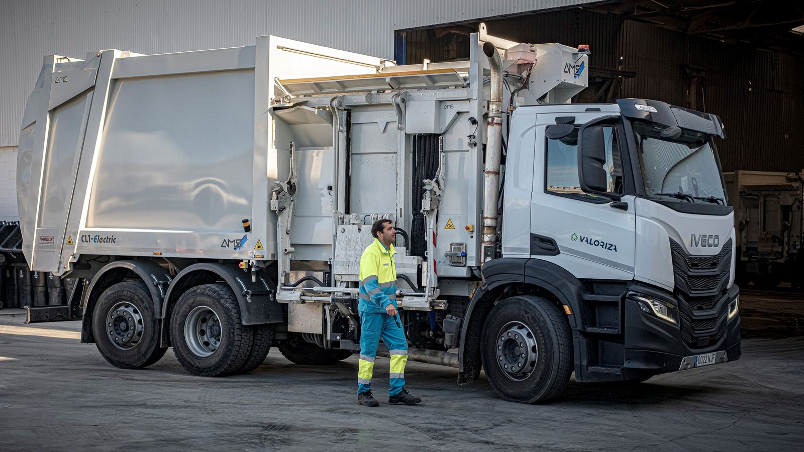 Uno de los nuevos camiones de carga lateral de contenedores recién incorporados al servicio.