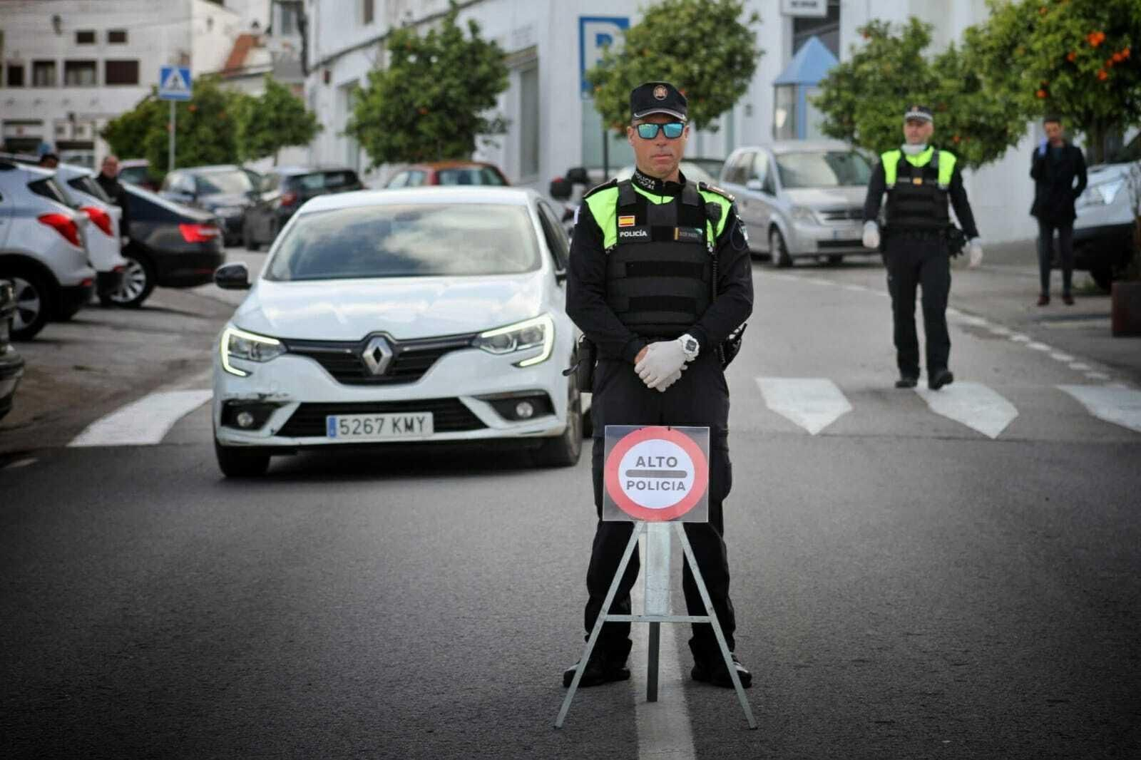 Agentes de la Policía Local controlando  los accesos a Vejer a causa de la pandemia por COVID-19
