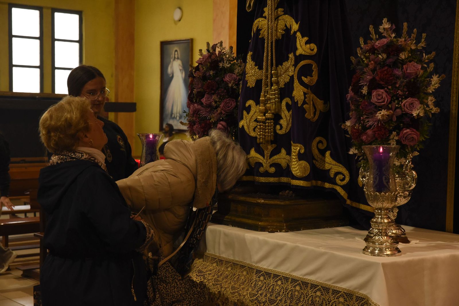 Las fotos del besapié del Medinaceli en la iglesia de Santiago de La Línea