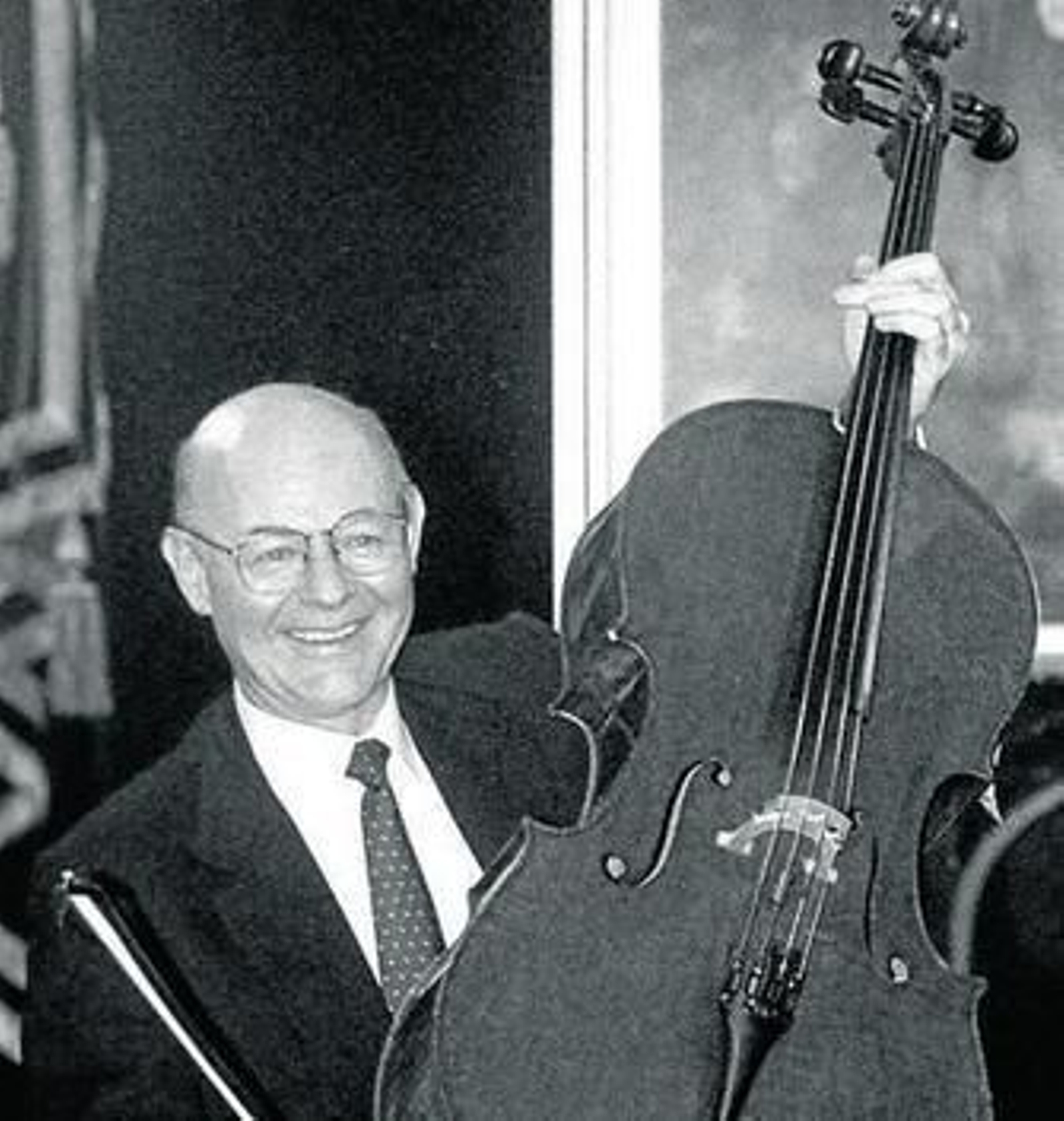 Carlos Prieto y su violonchelo, cuando vino a Cádiz en 1999.