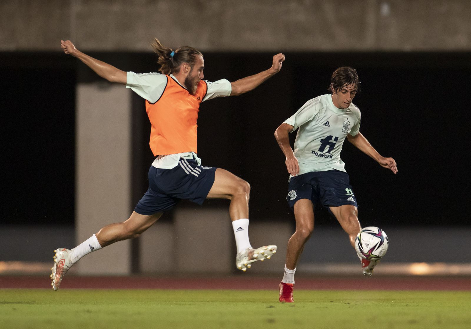 Bryan Gil centra ante Mingueza durante el primer entrenamiento de España en Kobe.