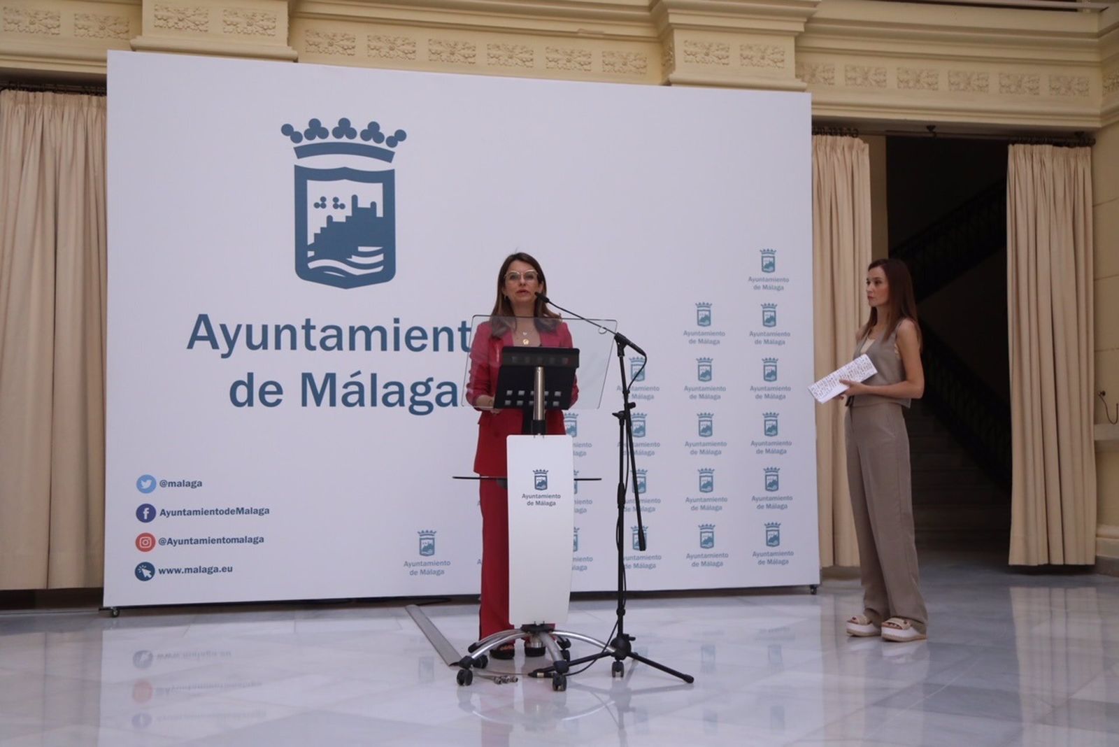 Susana Carillo y Elisa Pérez de Siles anuncian las novedades de la junta de gobierno local.
