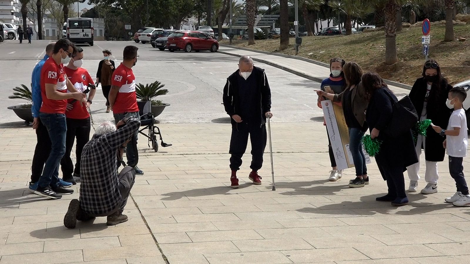 Llegada a la meta de Peter Gold, tras un año caminando cada día.