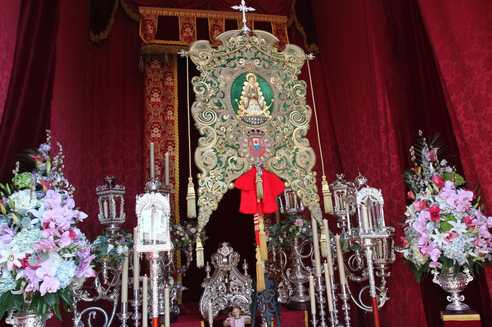 La Hermandad de Huelva se presenta ante la Virgen del Rocío en su peregrinación a la aldea almonteña