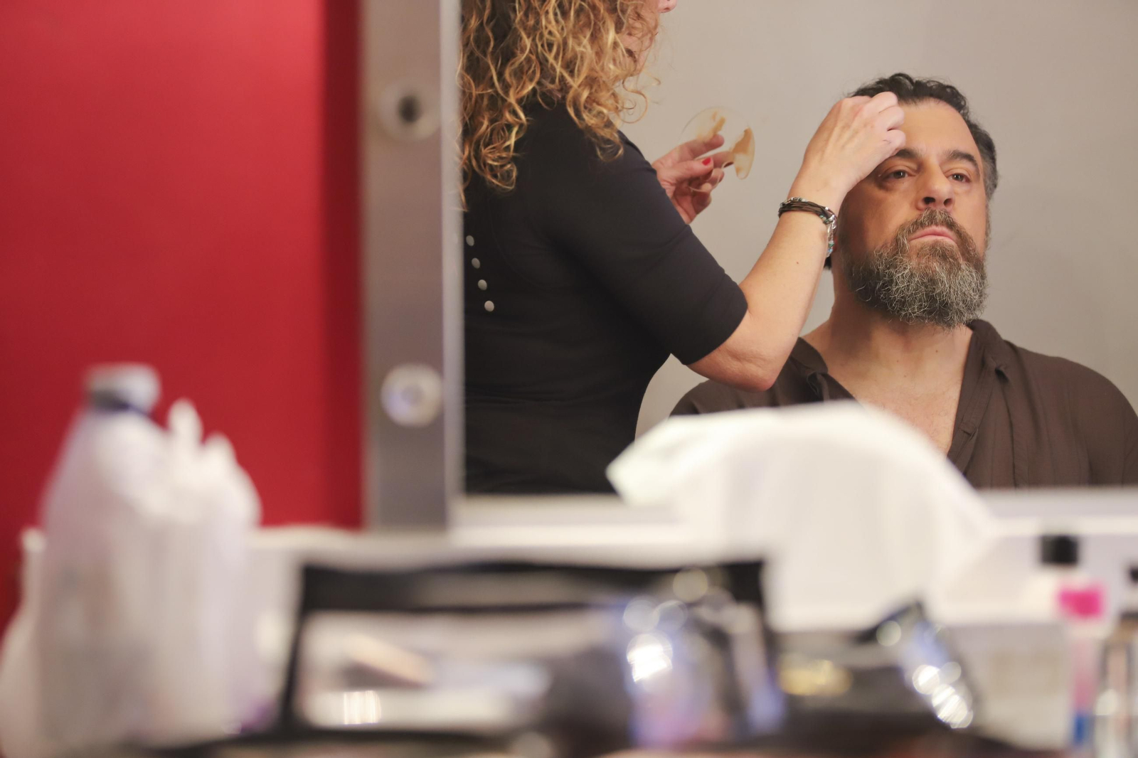 Carlos Álvarez en una sesión preparatoria de maquillaje.