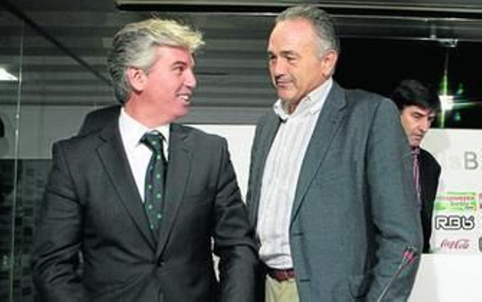 El consejero Miguel Guillén sonríe junto al presidente, Rafael Gordillo.