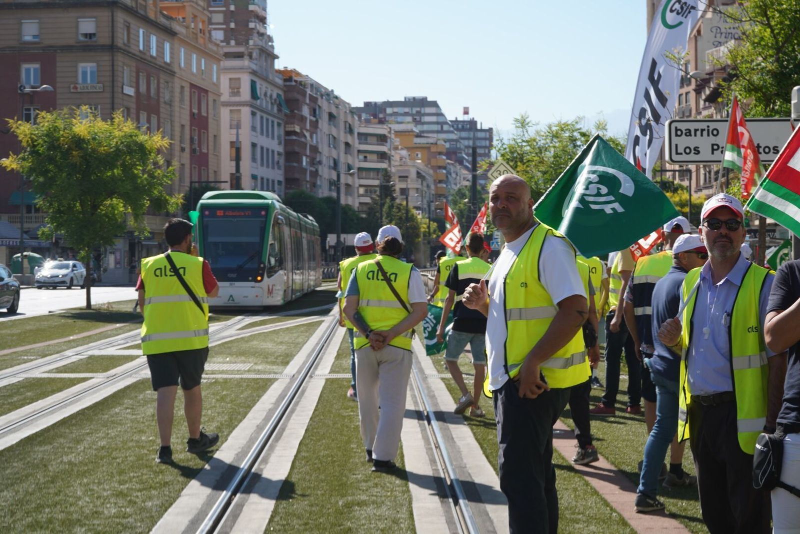 Fotos: así transcurre la manifestación y la huelga de autobuses urbanos de Granada