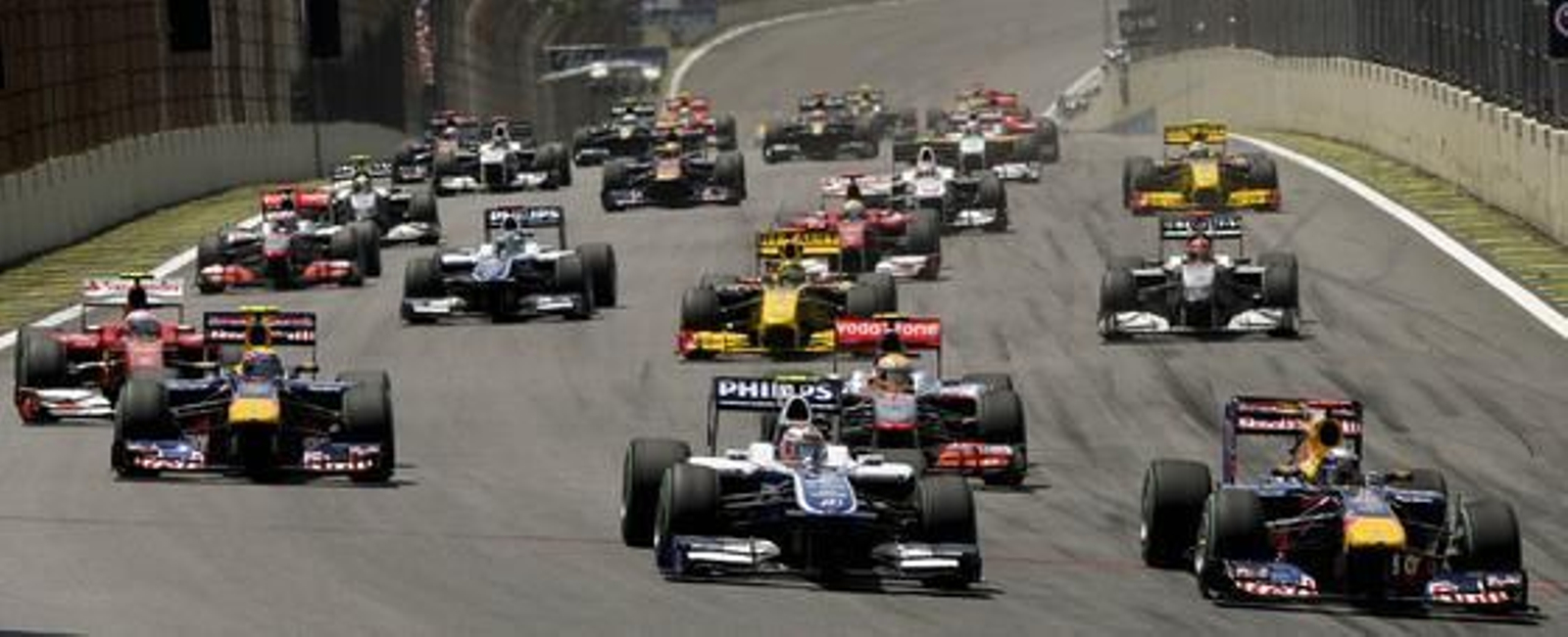 Vettel gana en Interlagos por delante de Webber y Alonso. / AFP