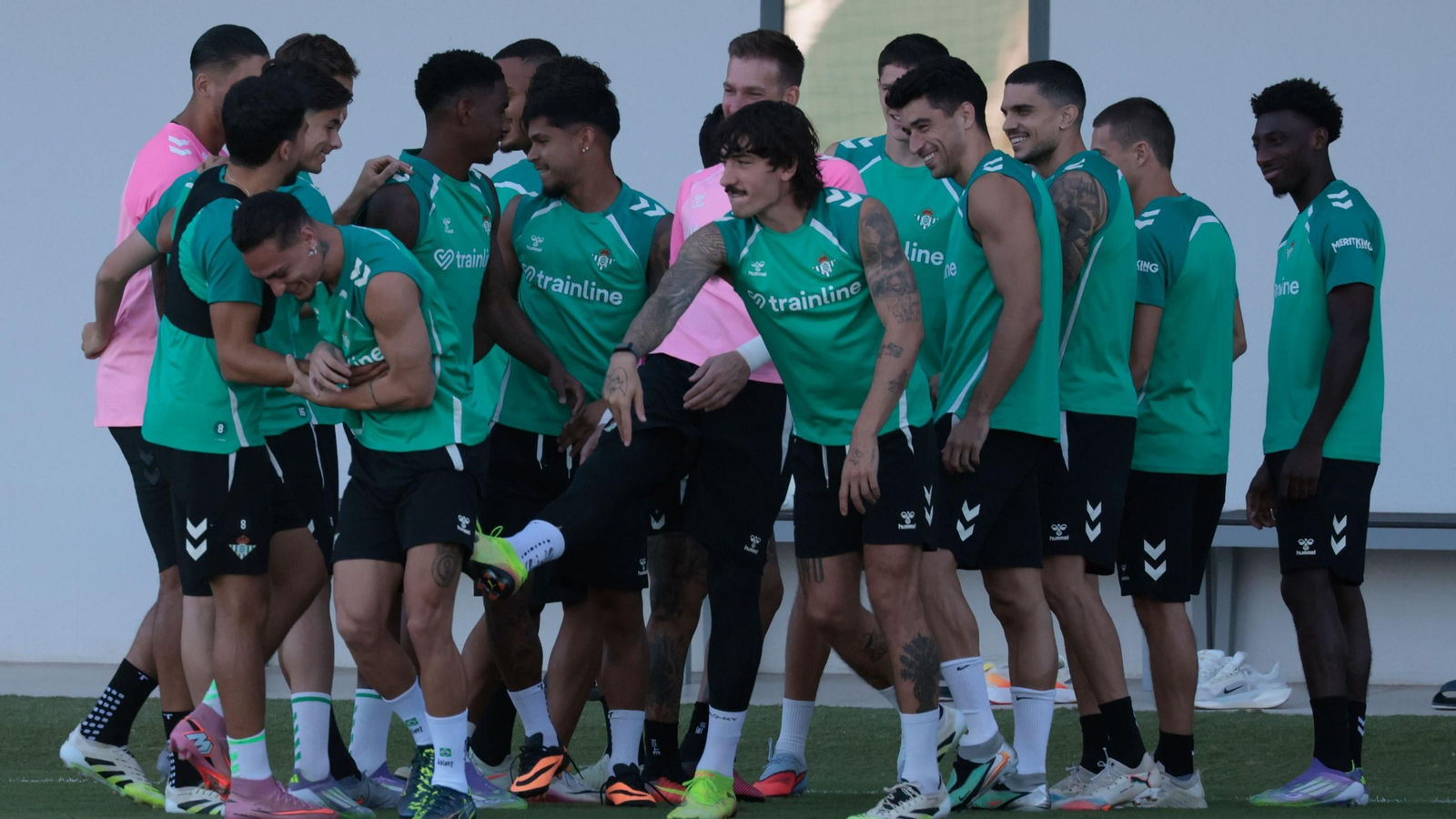 Los futbolistas del Betis bromean al inicio de un entrenamiento del Betis en la Ciudad Deportiva Luis del Sol.