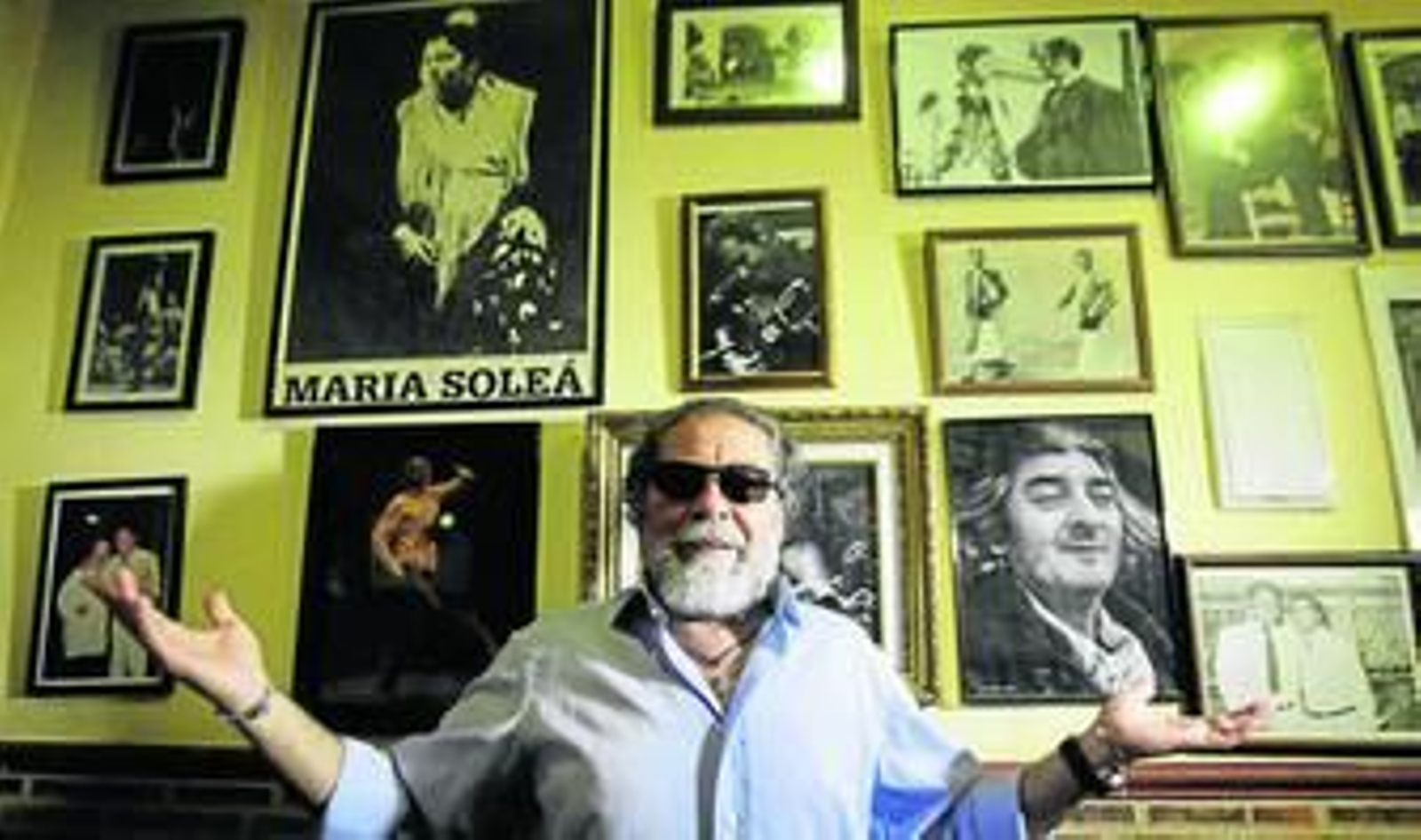Diego Carrasco, en diferentes momentos en el bar 'La Gitanería', junto a una serie de fotografías, con el cartel del concierto y en un gesto muy suyo, días atrás.