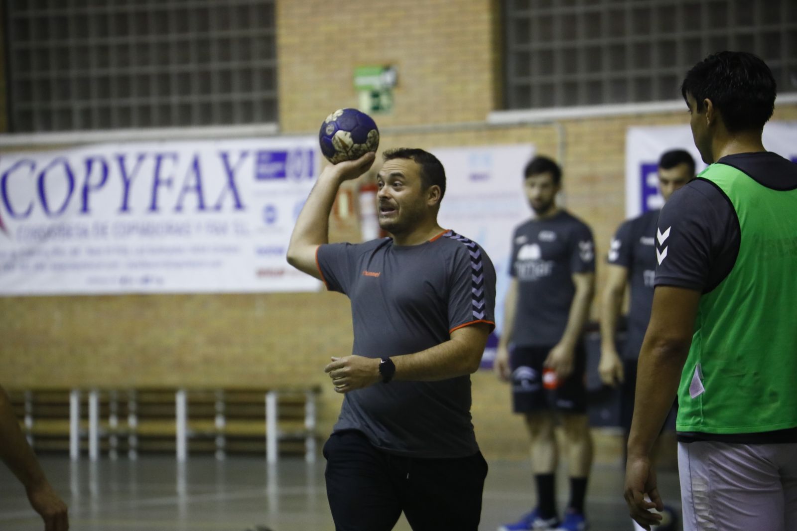 Jesús Escribano da órdenes durante un entrenamiento.