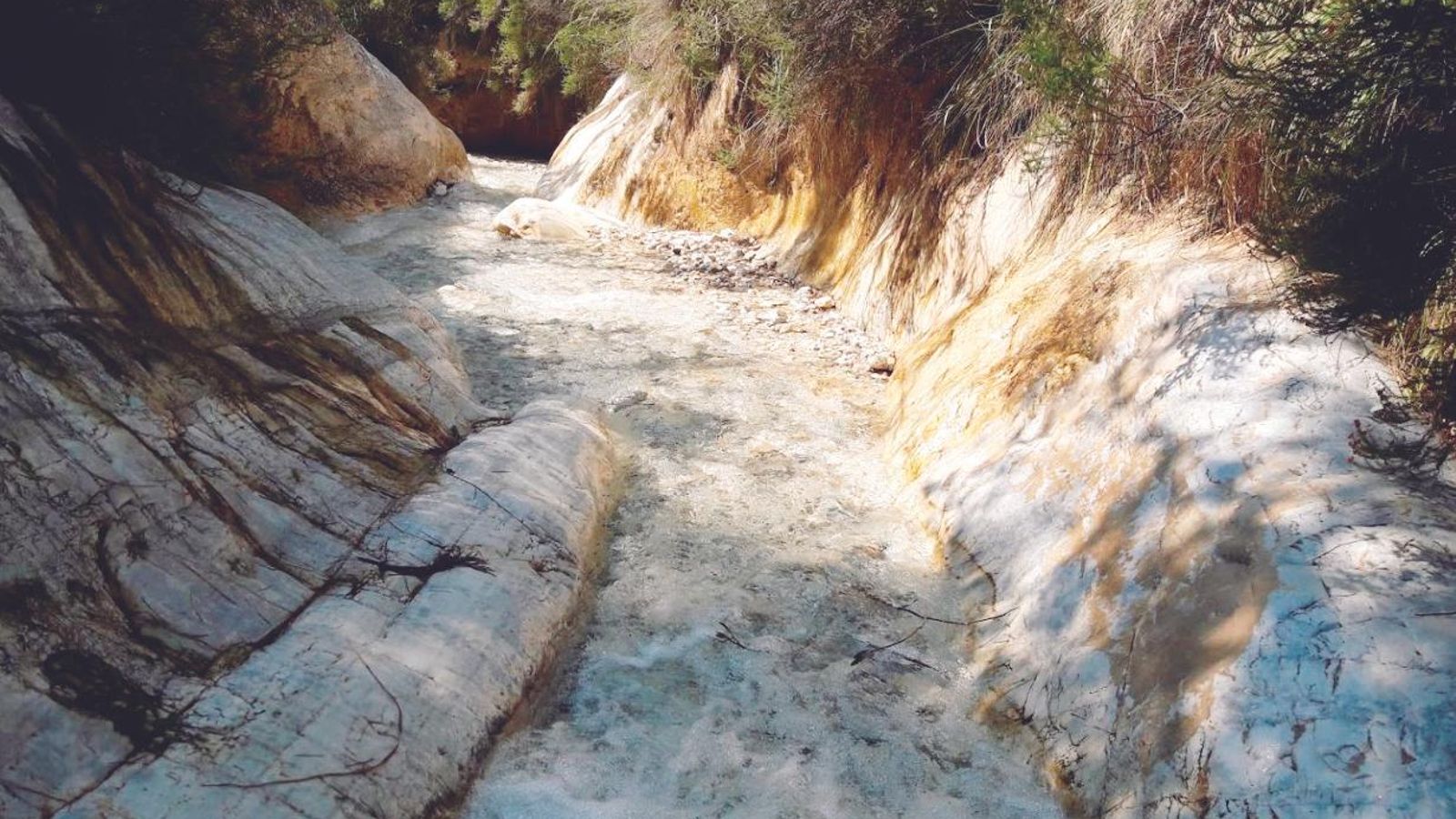 Un tobogán natural en el río Higuerón. Un tobogán natural en el río Higuerón.
