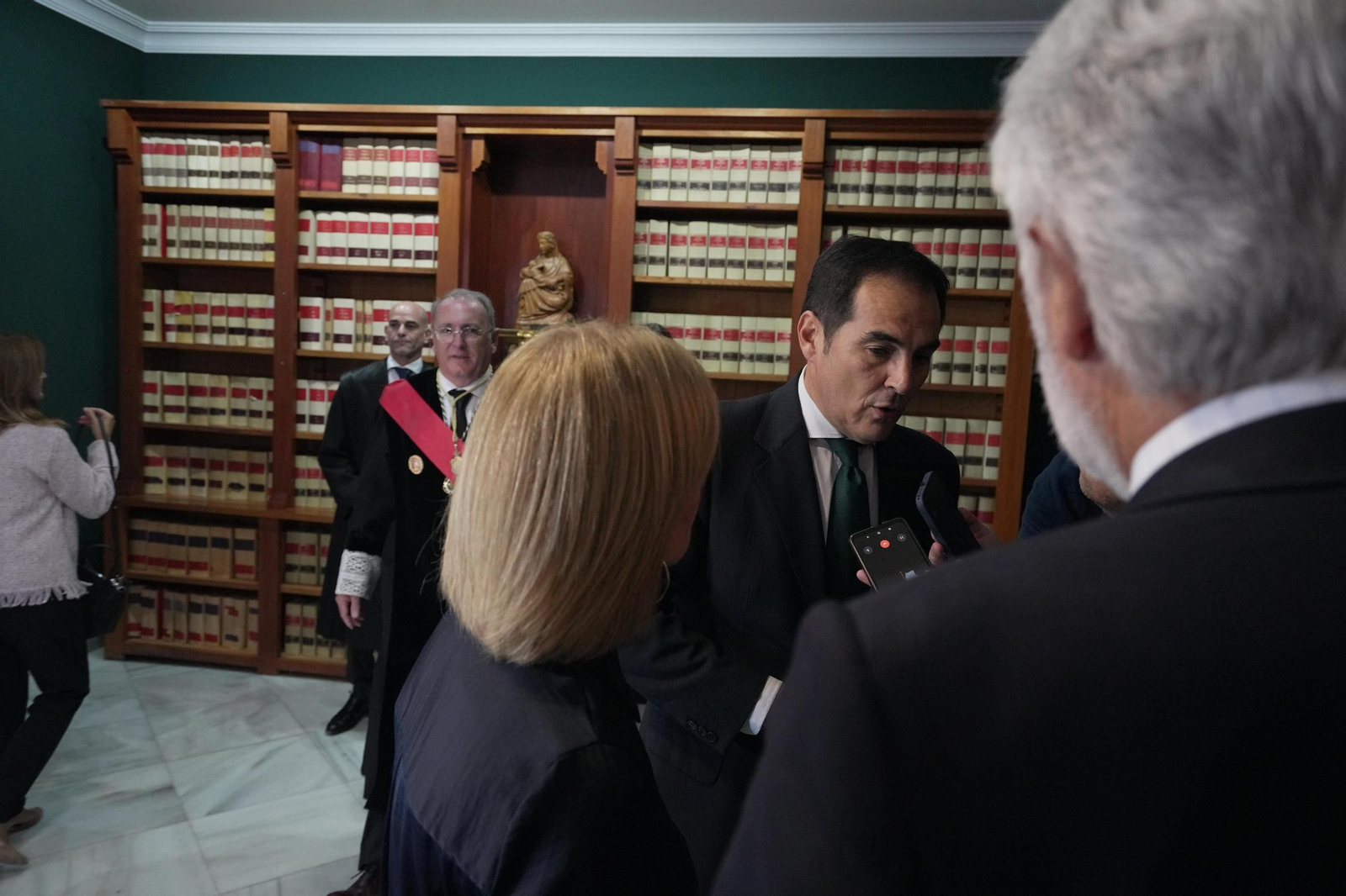 El consejero de Justicia junto a la alcaldesa y el primer teniente de alcaldesa (ambos de espaldas) en la sede del Colegio de Abogados de Jerez.