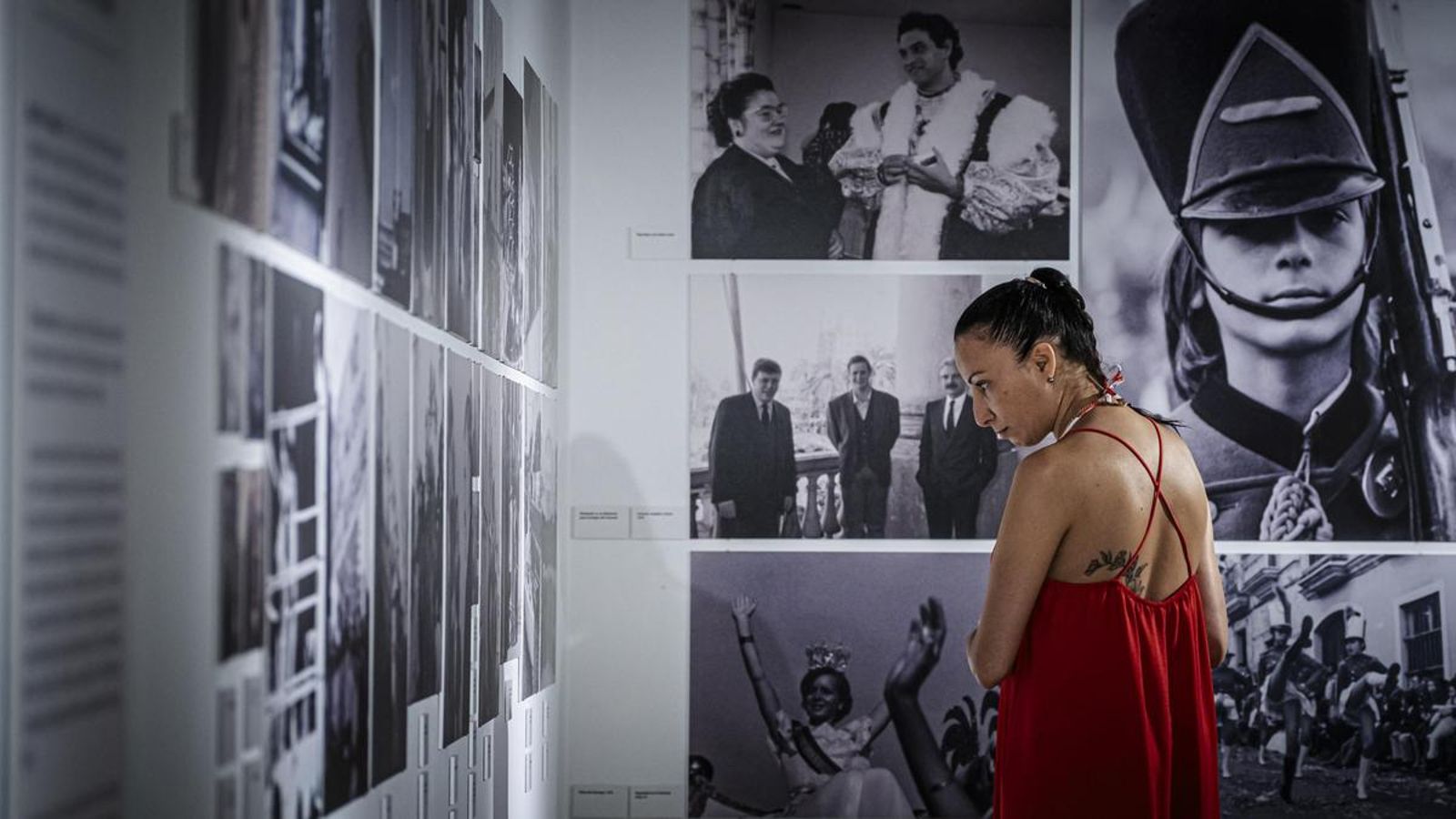 Una mujer observa algunas de las fotografías de la exposición.
