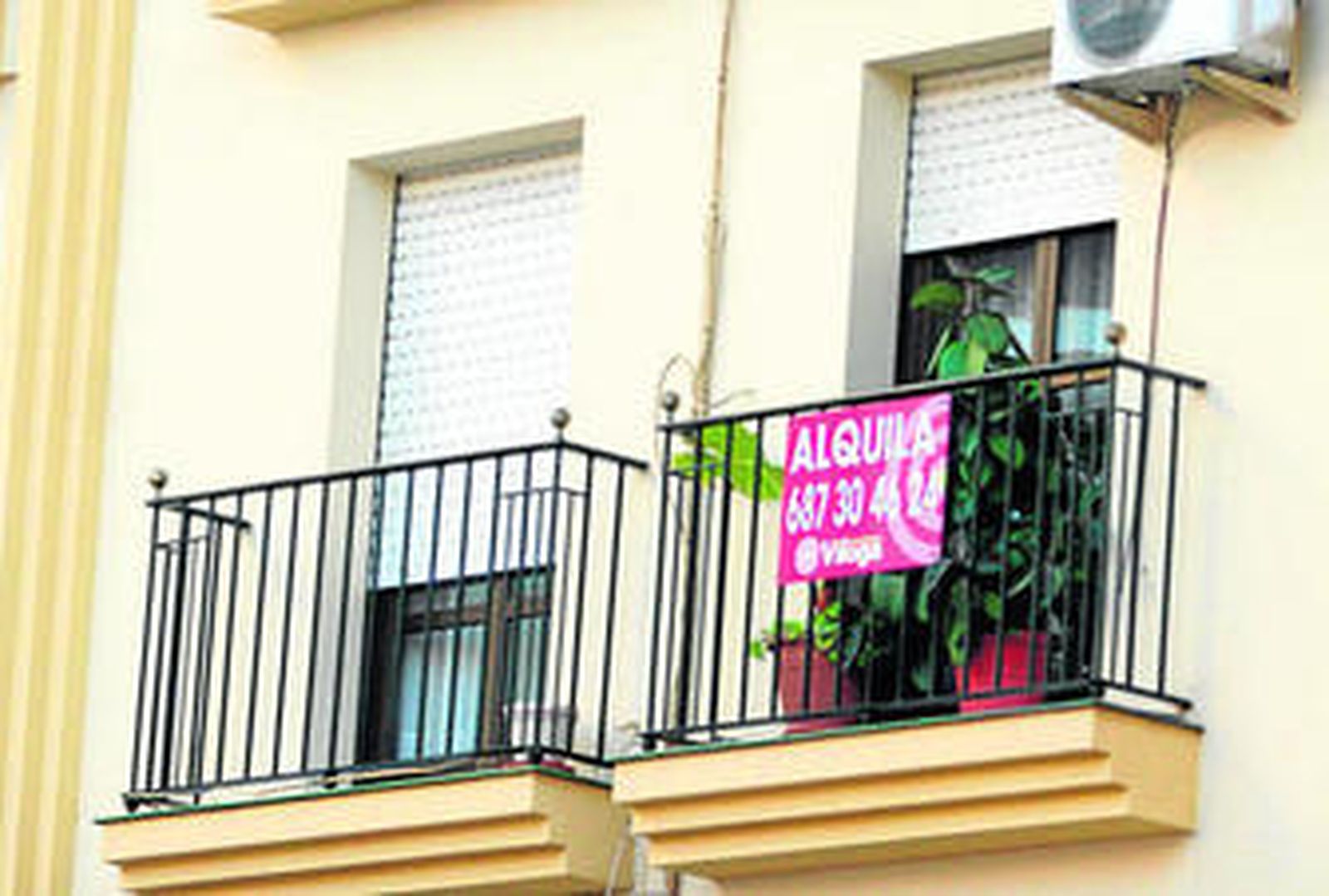 Cartel de 'se alquila' en el balcón de una vivienda.