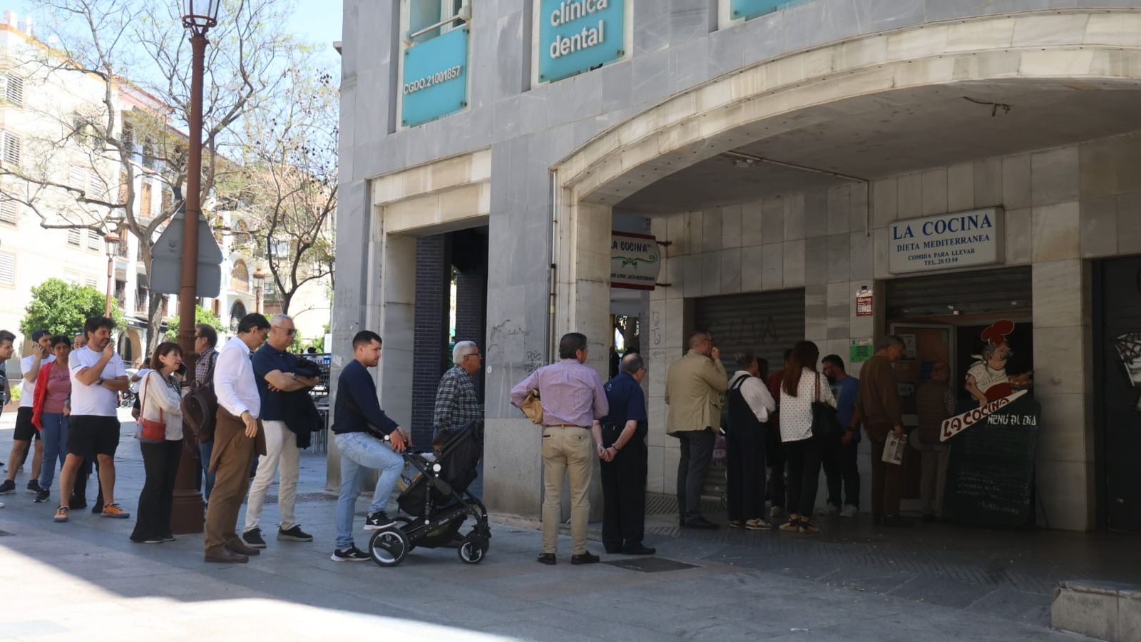 Colas de personas esperando para comprar comida para llevar en la capital.