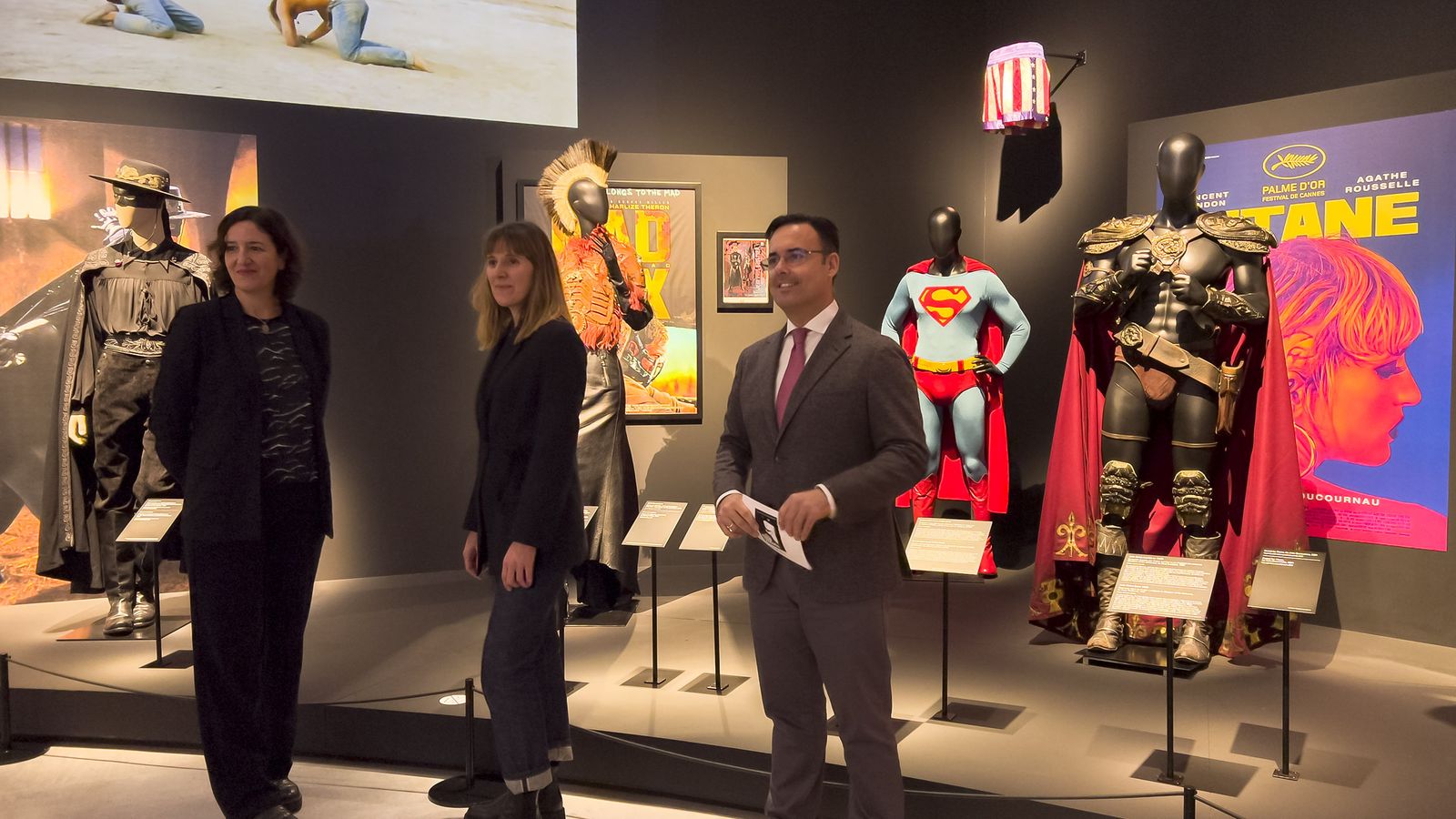 De izquierda a derecha, Isabel Salgado, directora del área de Exposiciones y Colección de la Fundación La Caixa, Florence Tissot, comisaria de la muestra y Moisés Roiz, director de CaixaForum Sevilla.