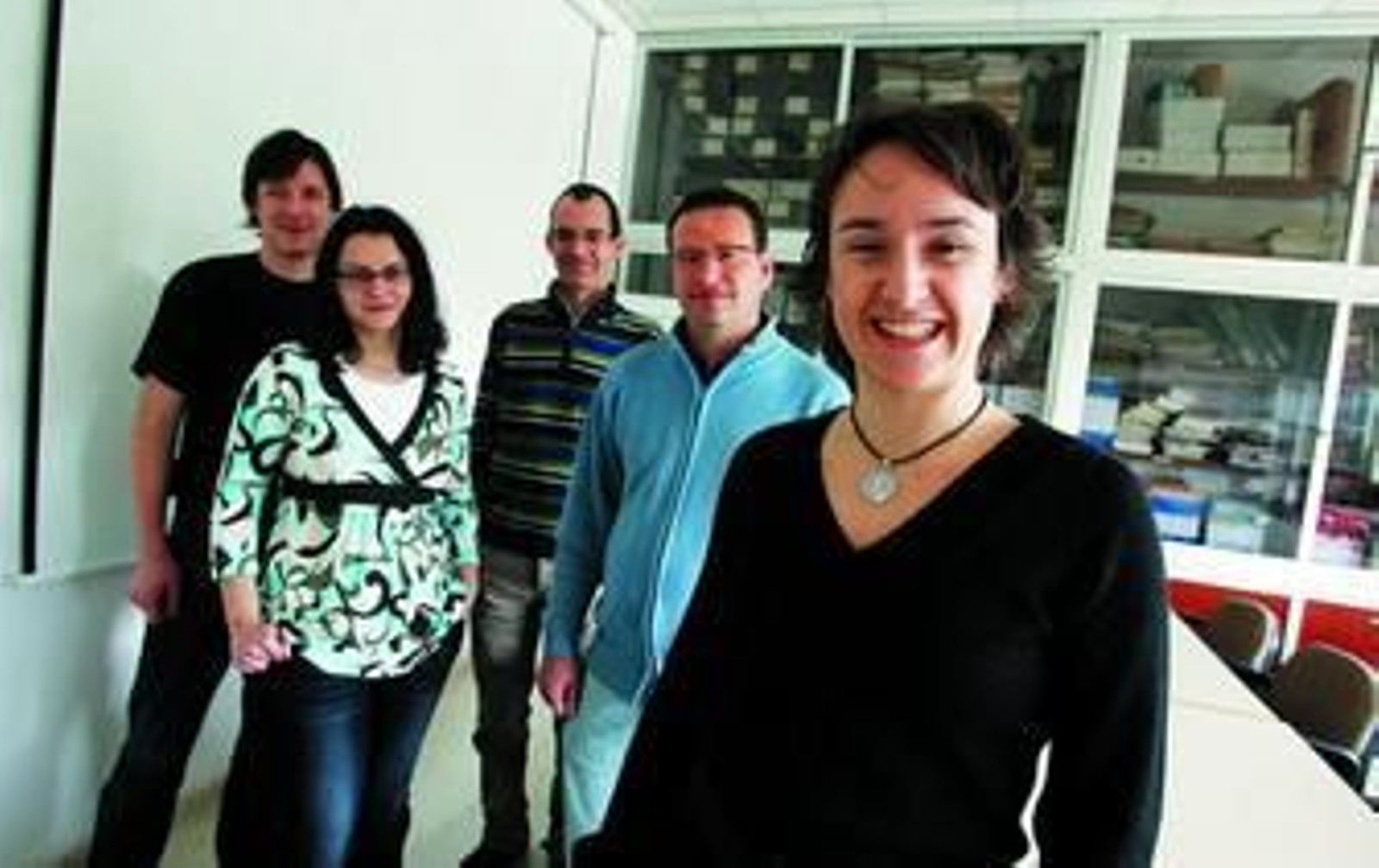 Socorro Puy en primer plano. Detrás a la derecha Bernardo Moreno, Pablo Amorós, Noemí Navarro y Samuel Danthine, a la izquierda.