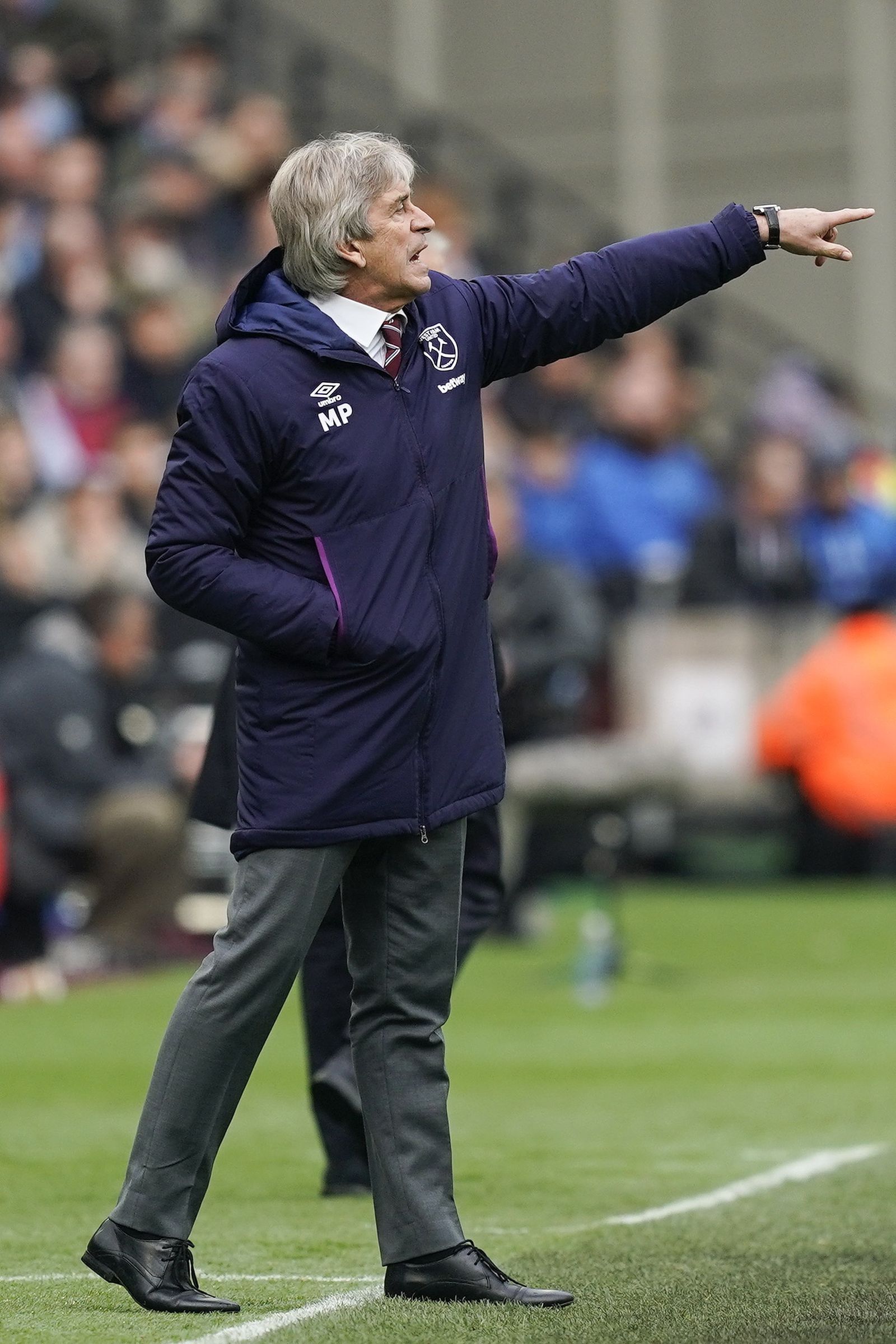 Manuel Pellegrini da instrucciones en un partido con el West Ham.