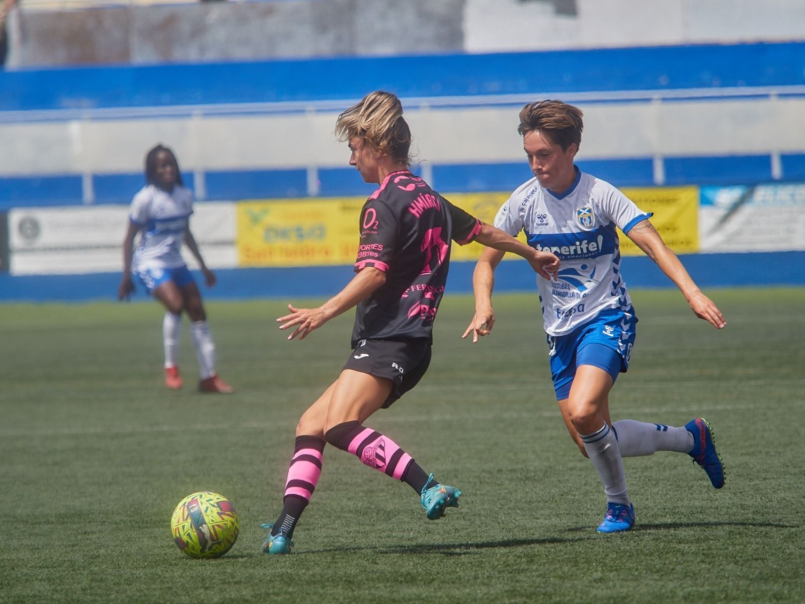 Jugada en el encuentro entre el Granadilla de Abona y el Sporting.