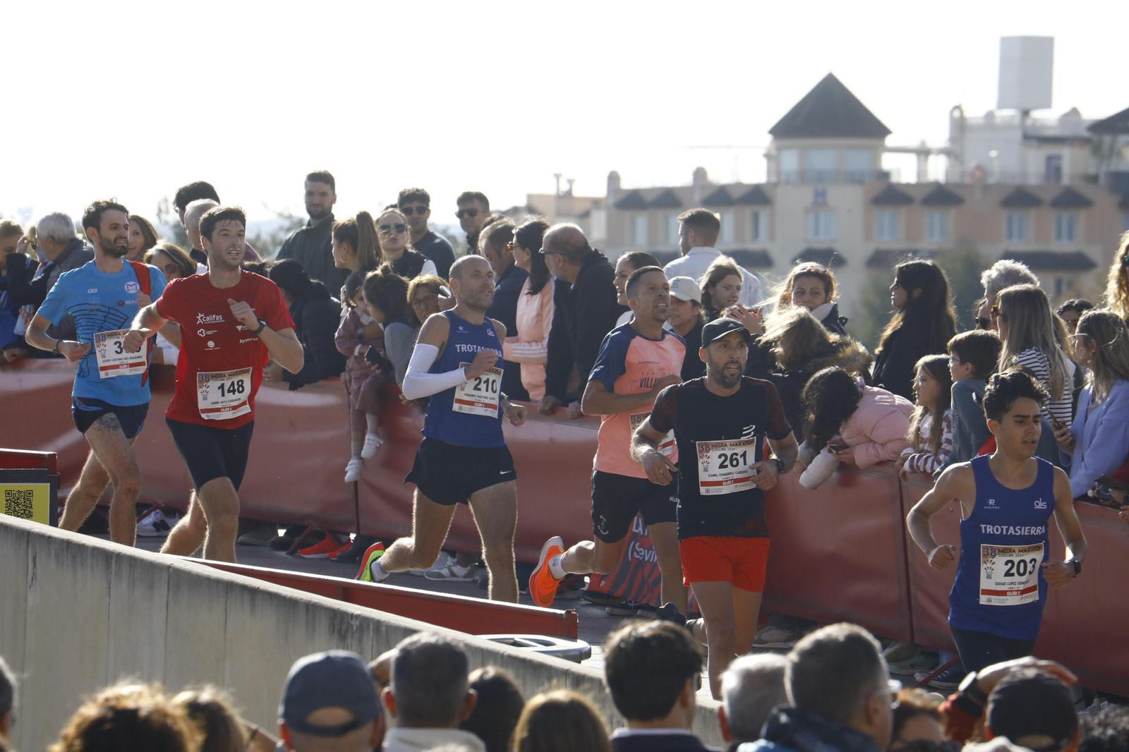 La gloria de cruzar la Puerta del Puente: las fotos de la línea de meta de la Media Maratón de Córdoba 2024
