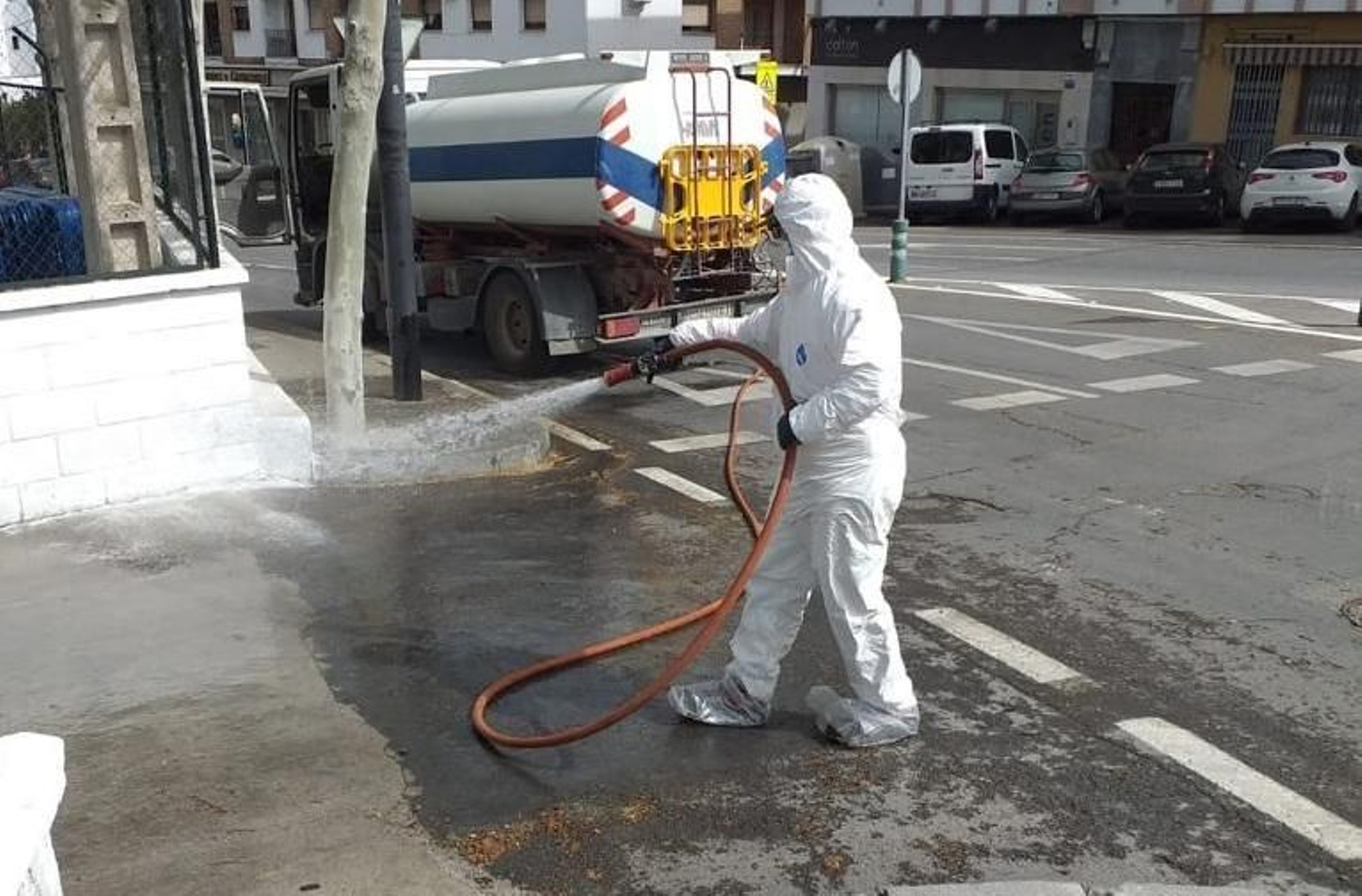 Un operario desinfecta una zona de una calle de Lucena.