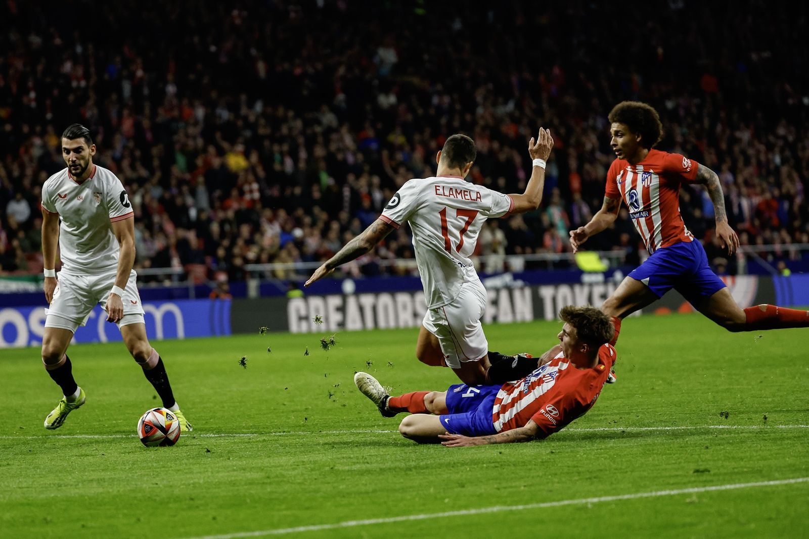 Los jugadores del Sevilla protestan a Gil Manzano en una acción del partido.