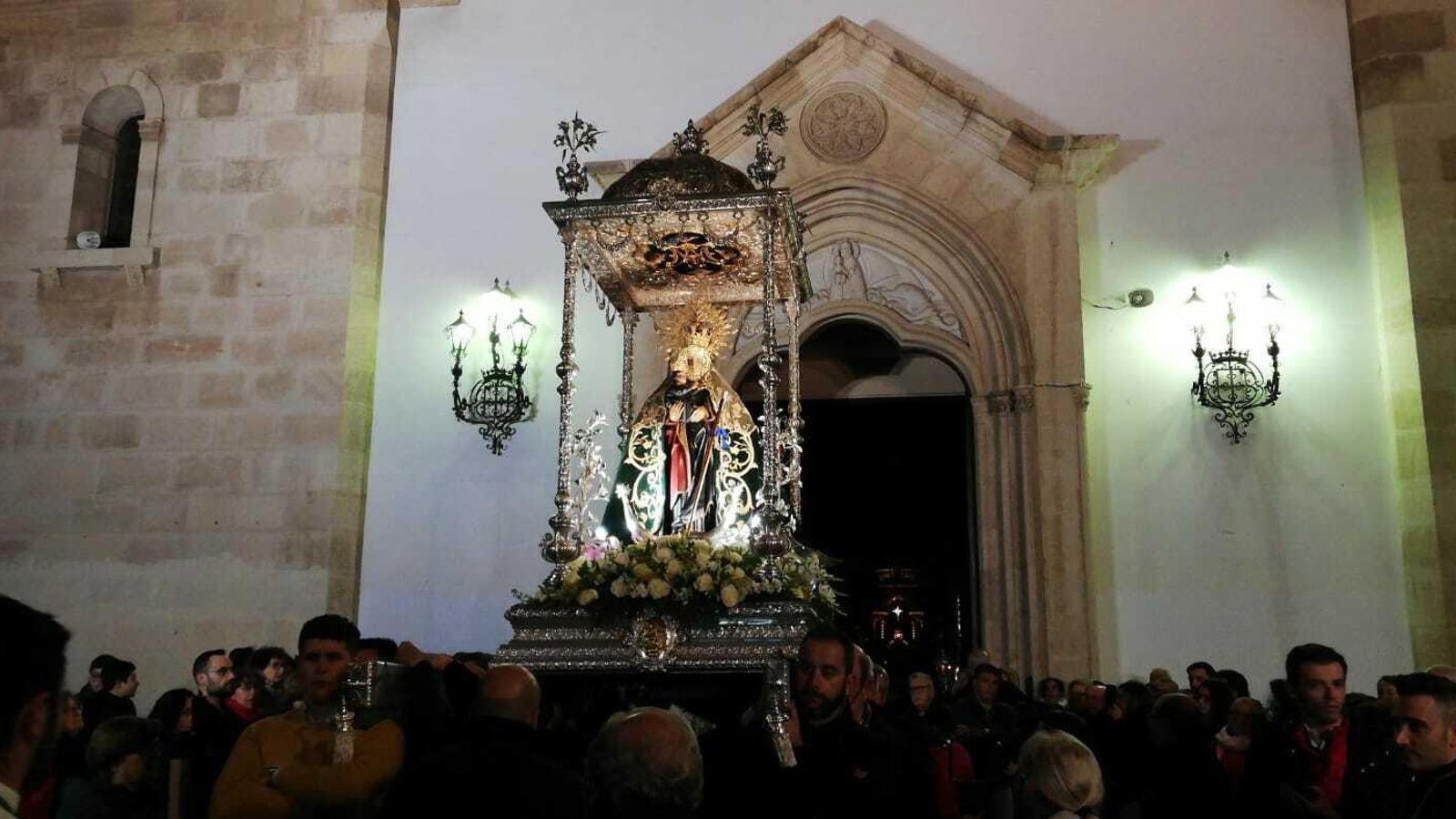 La Patrona en la Plaza Virgen del Mar.