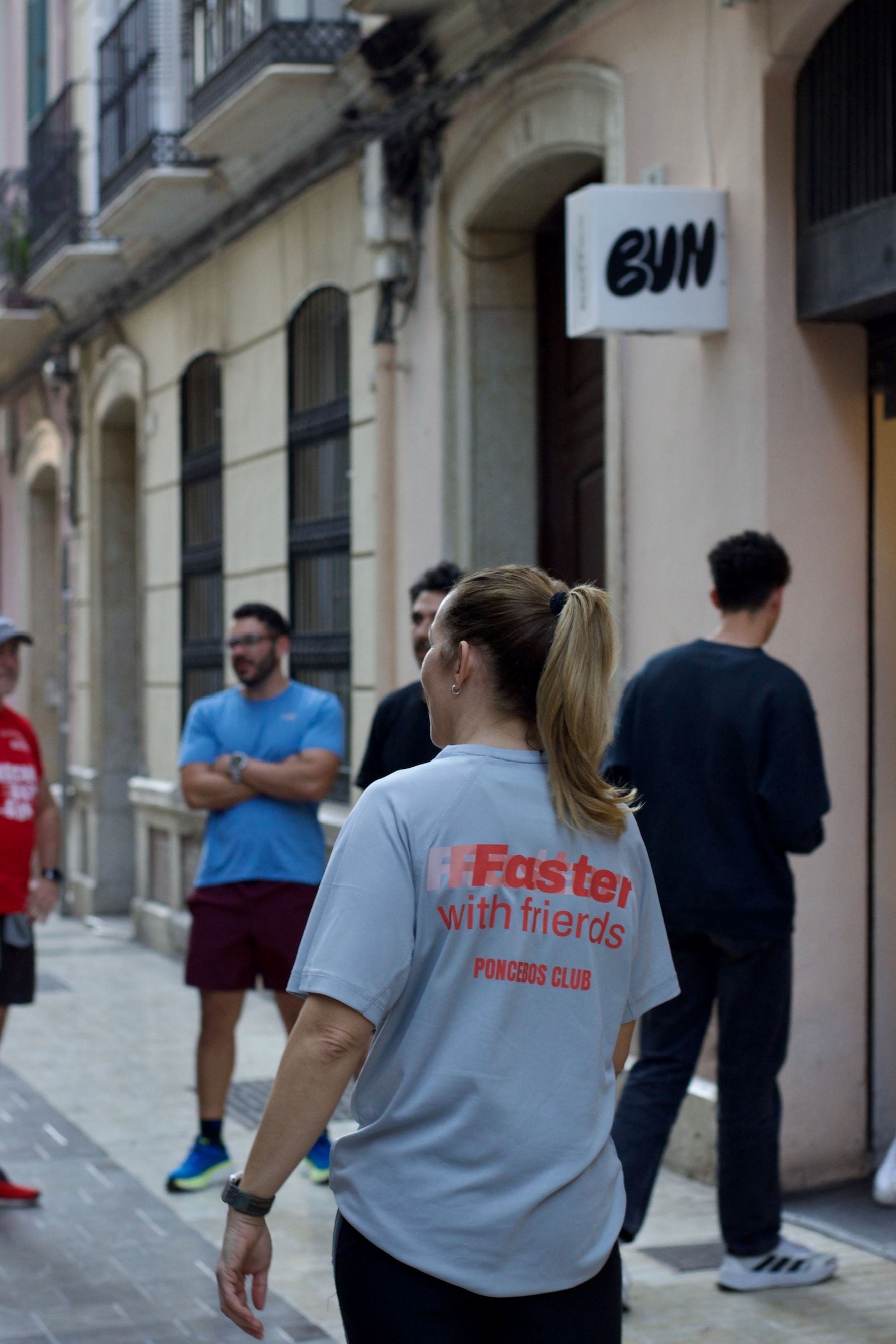 Una reunión de Poncebos Club a la puertas de Bun and Coffee.