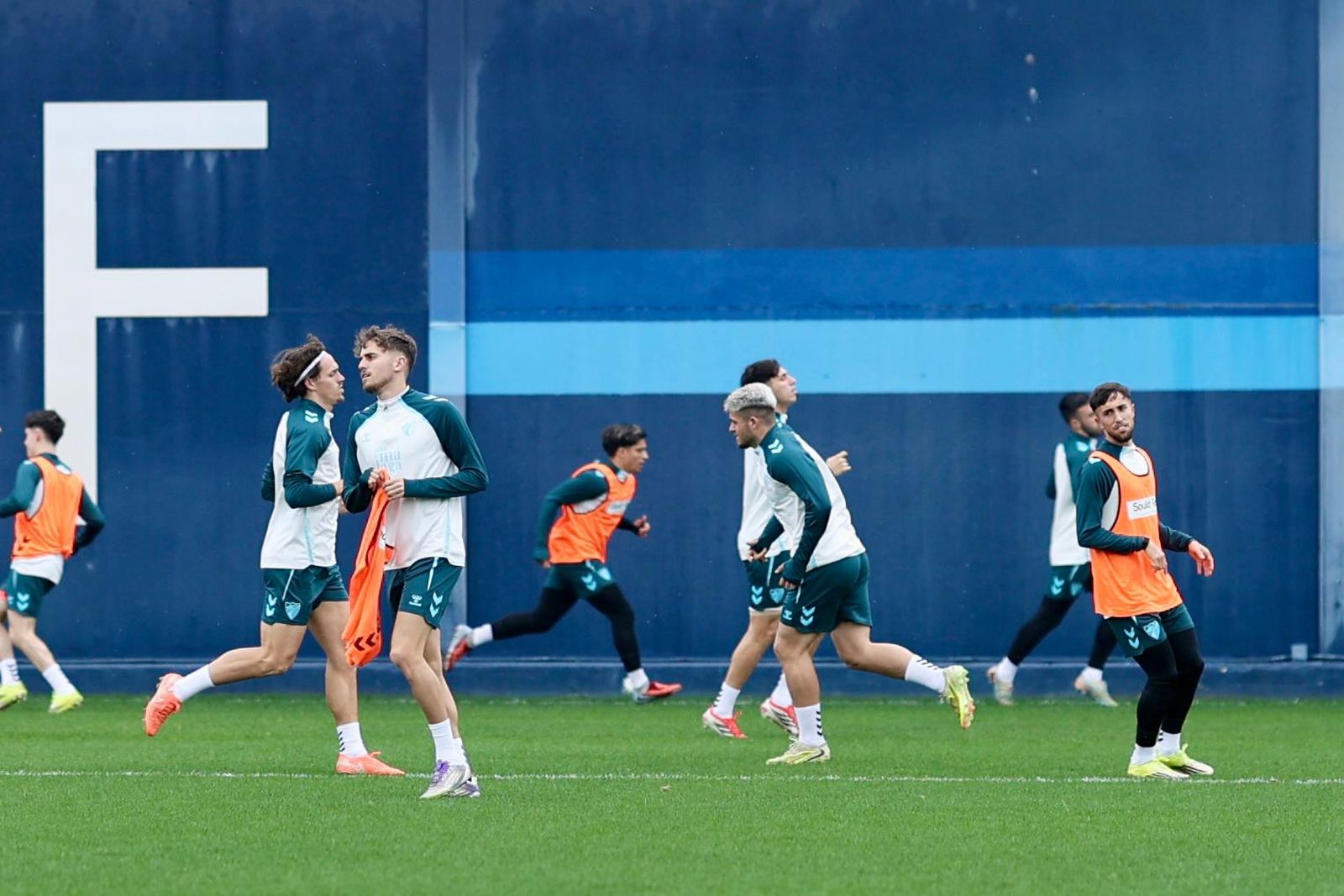 El Málaga CF ya juega el partido ante la Cultural Leonesa