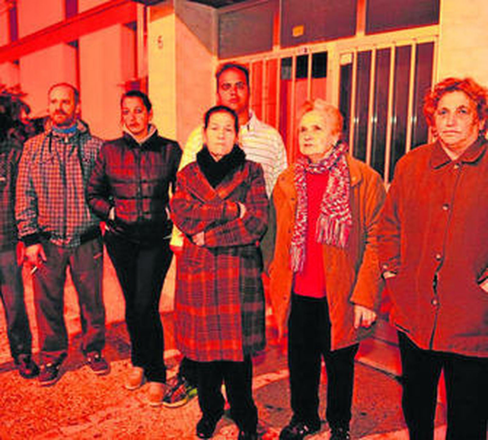 Algunos de los afectados, en la puerta del edificio desalojado, en una imagen del pasado diciembre.