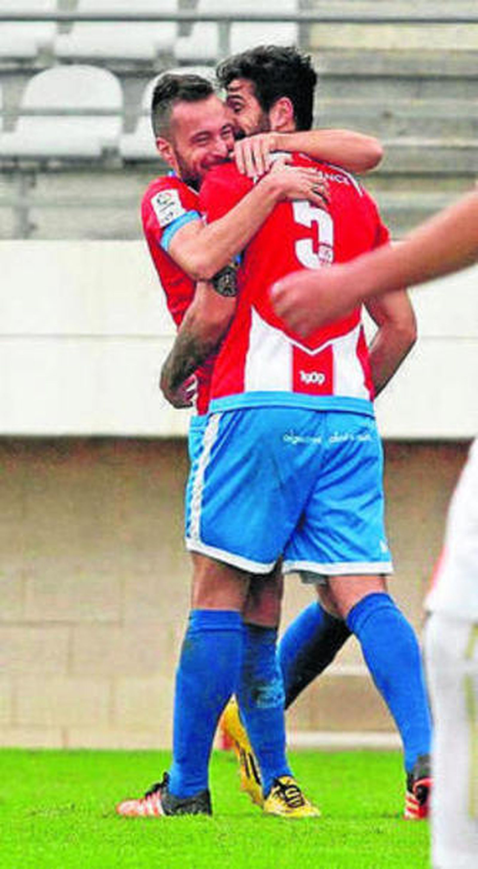 Juanma intenta marcharse de Cruz con un rival en el suelo.