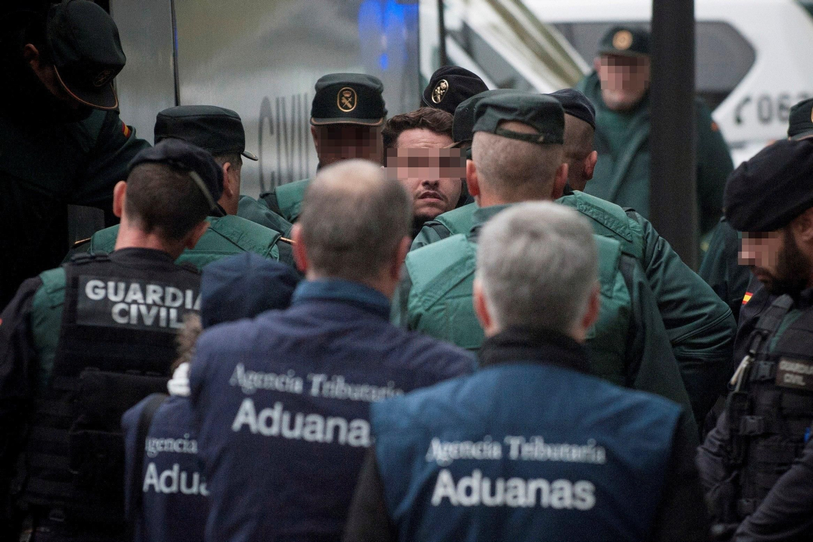 Uno de los detenidos en San Roque es conducido, entre fuertes medidas de seguridad, hacia el interior de los juzgados de Orense.