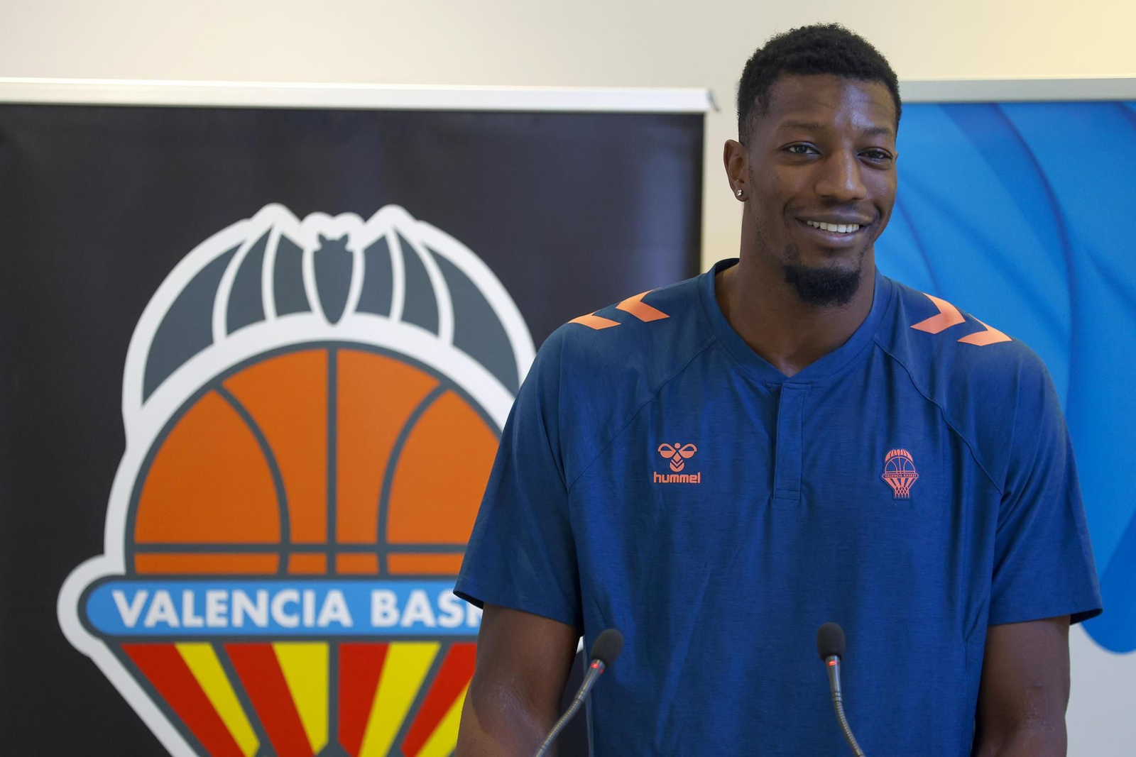 Yankuba Sima es presentado como nuevo jugador del primer equipo masculino del Valencia Basket