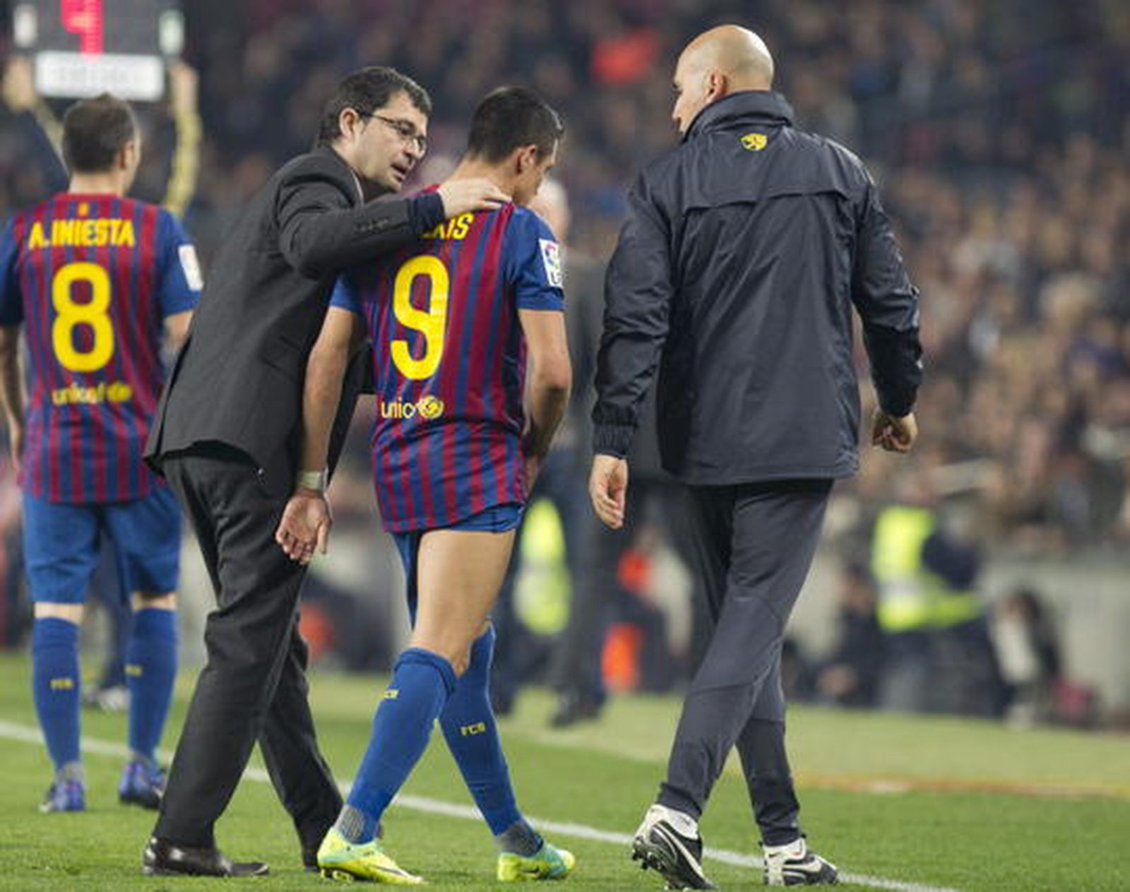 Alexis Sánchez se retira lesionado. / EFE