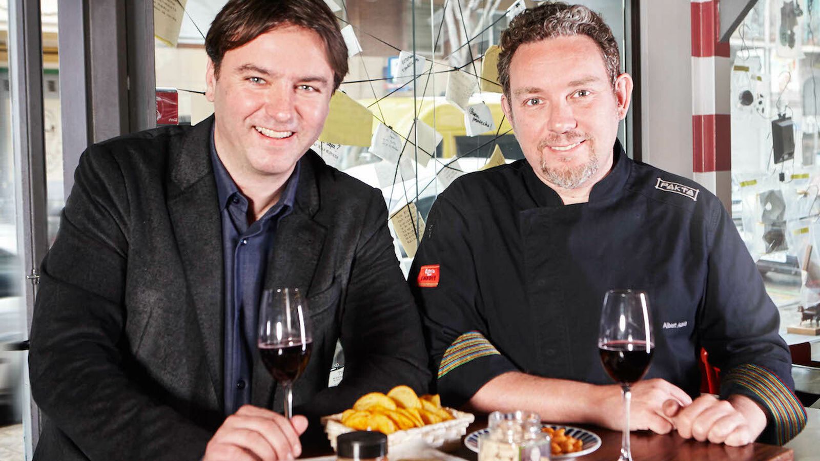 Álvaro Montero, embajador de La Cala y de productos gaditanos, con Albert Adriá