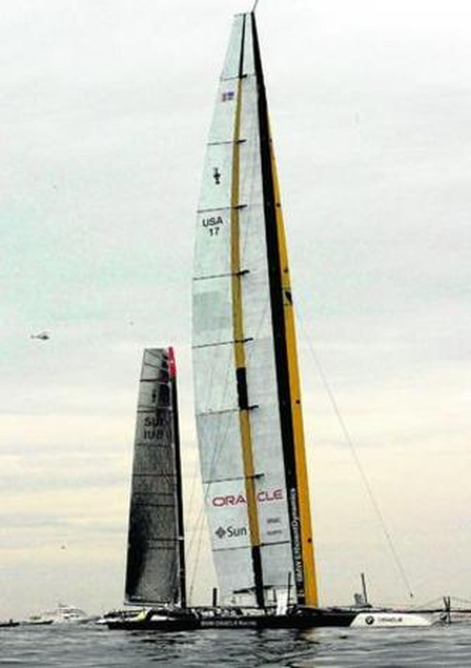 El trimarán 'BMW Oracle' -a la derecha- venció al 'Alinghi' en febrero del año pasado.