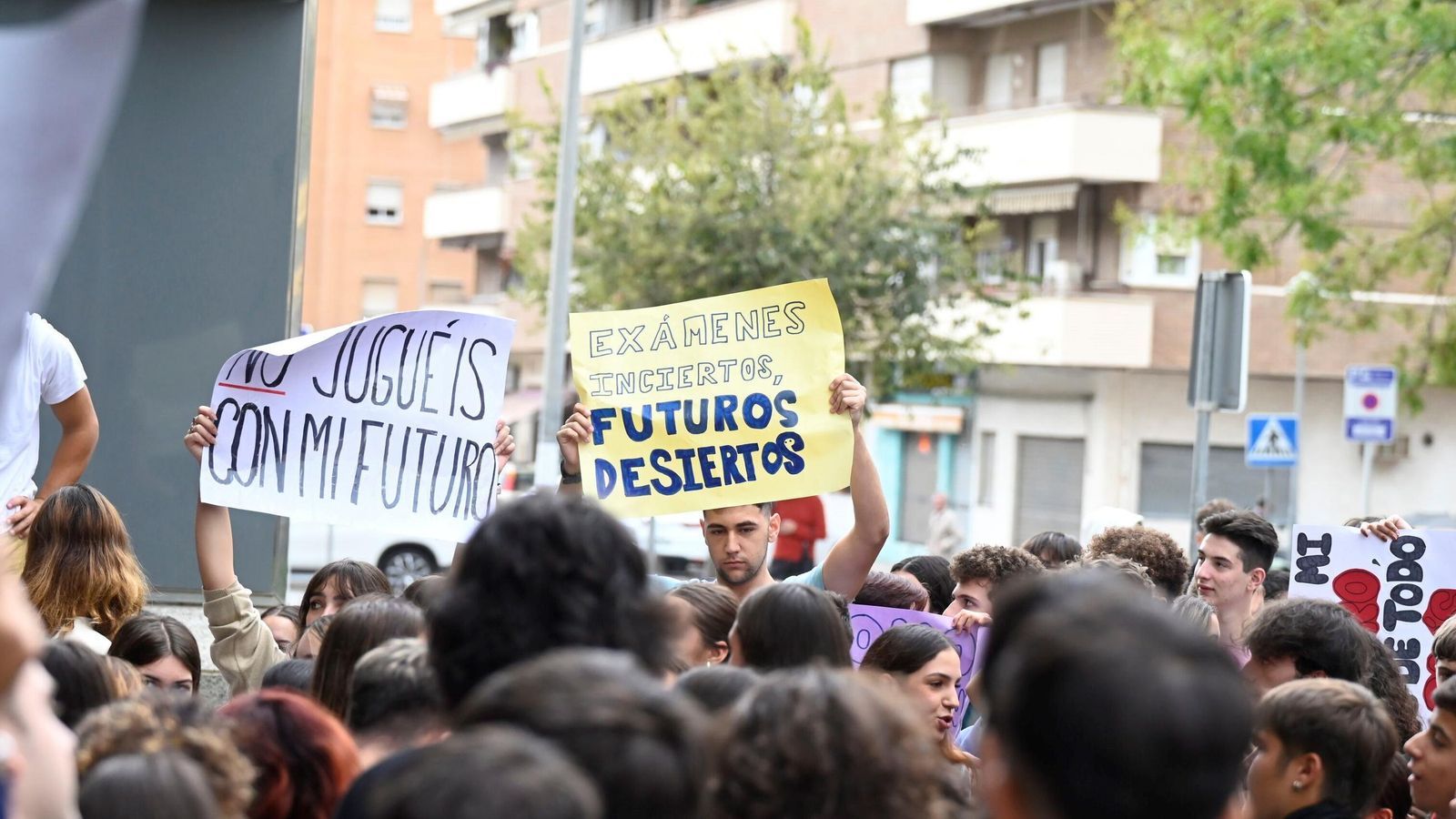 Varios alumnos durante la concentración de estudiantes.