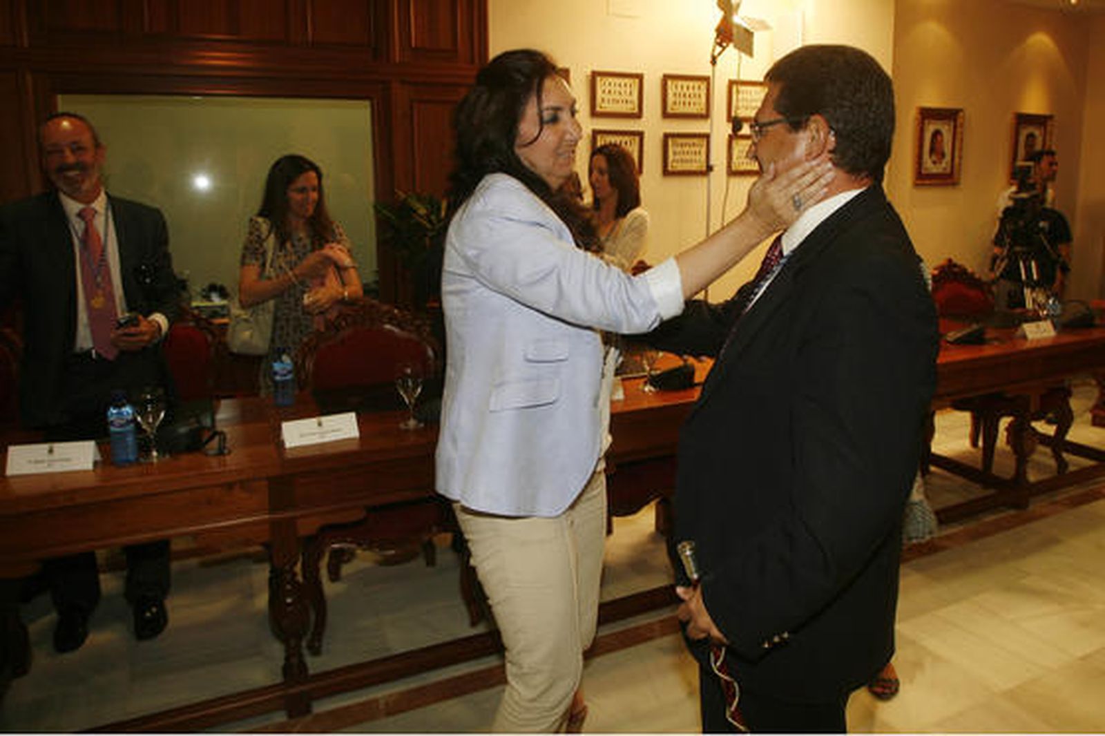 Antonio Peña toma el mando en el Ayuntamiento de Chipiona tras la renuncia de Isabel María Fernández.

Foto: Borja Benjumeda