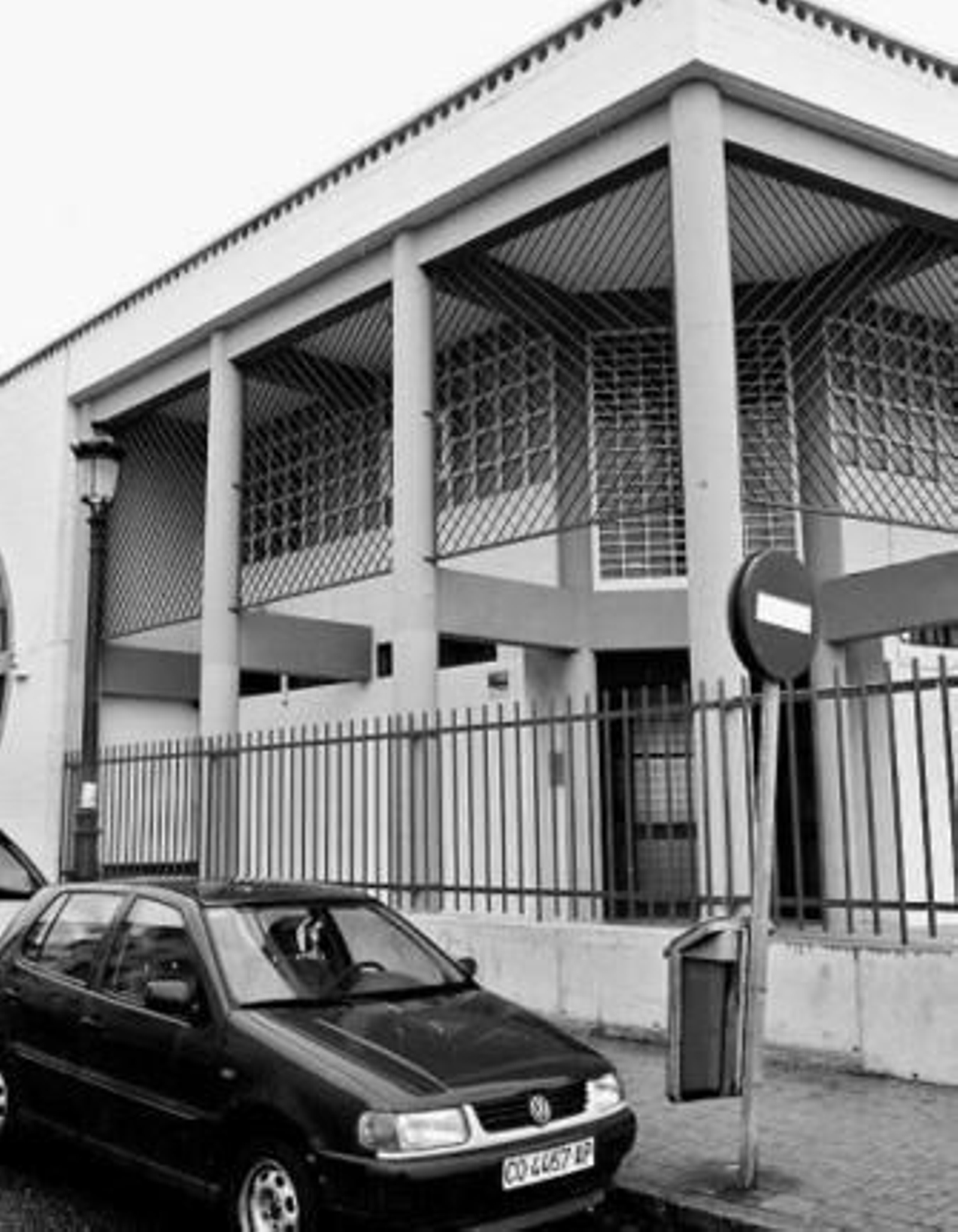 Fachada principal del instituto Rafael de La-Hoz.