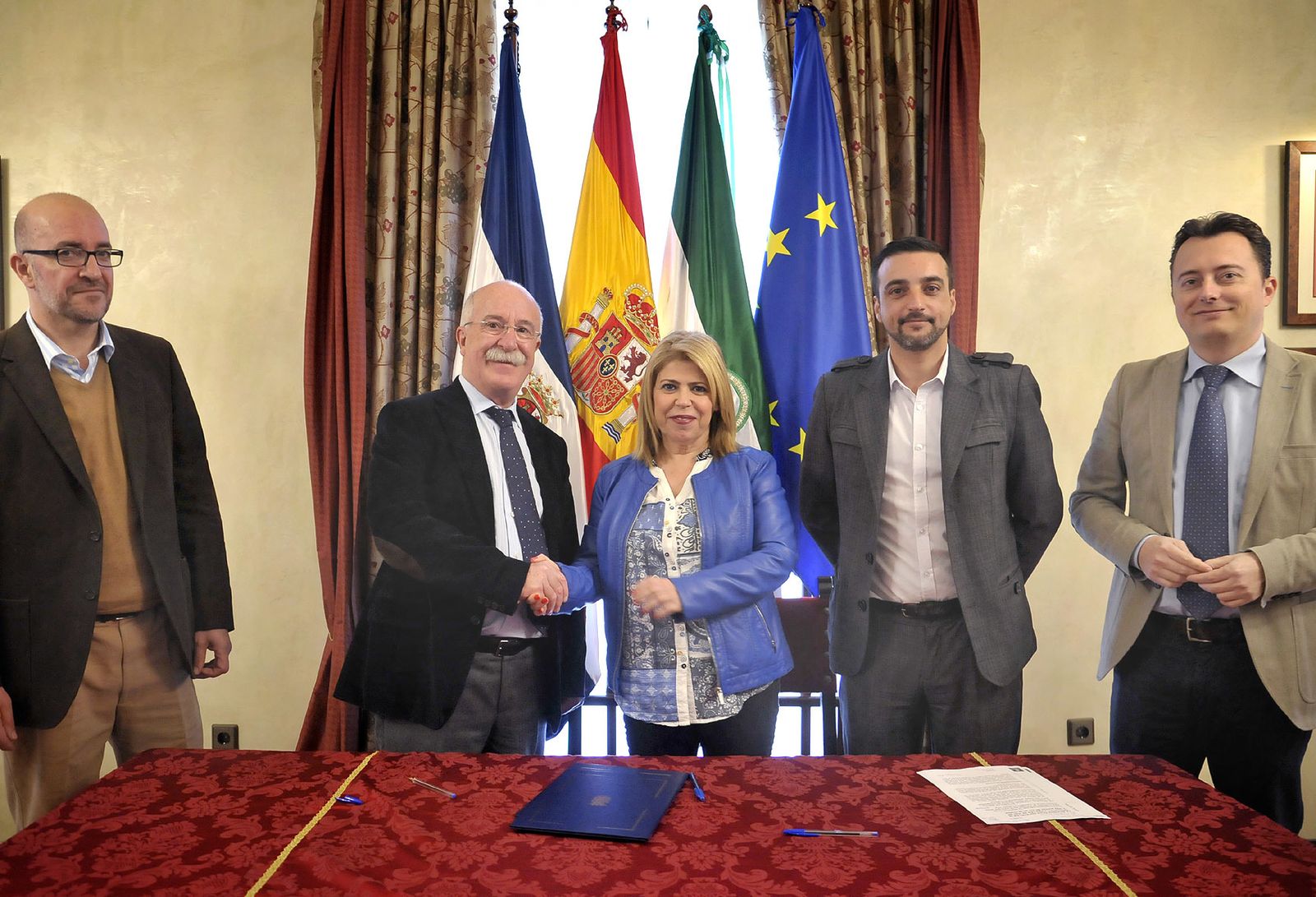 Manuel Ceferino Pérez y la alcaldesa, tras la firma del acuerdo