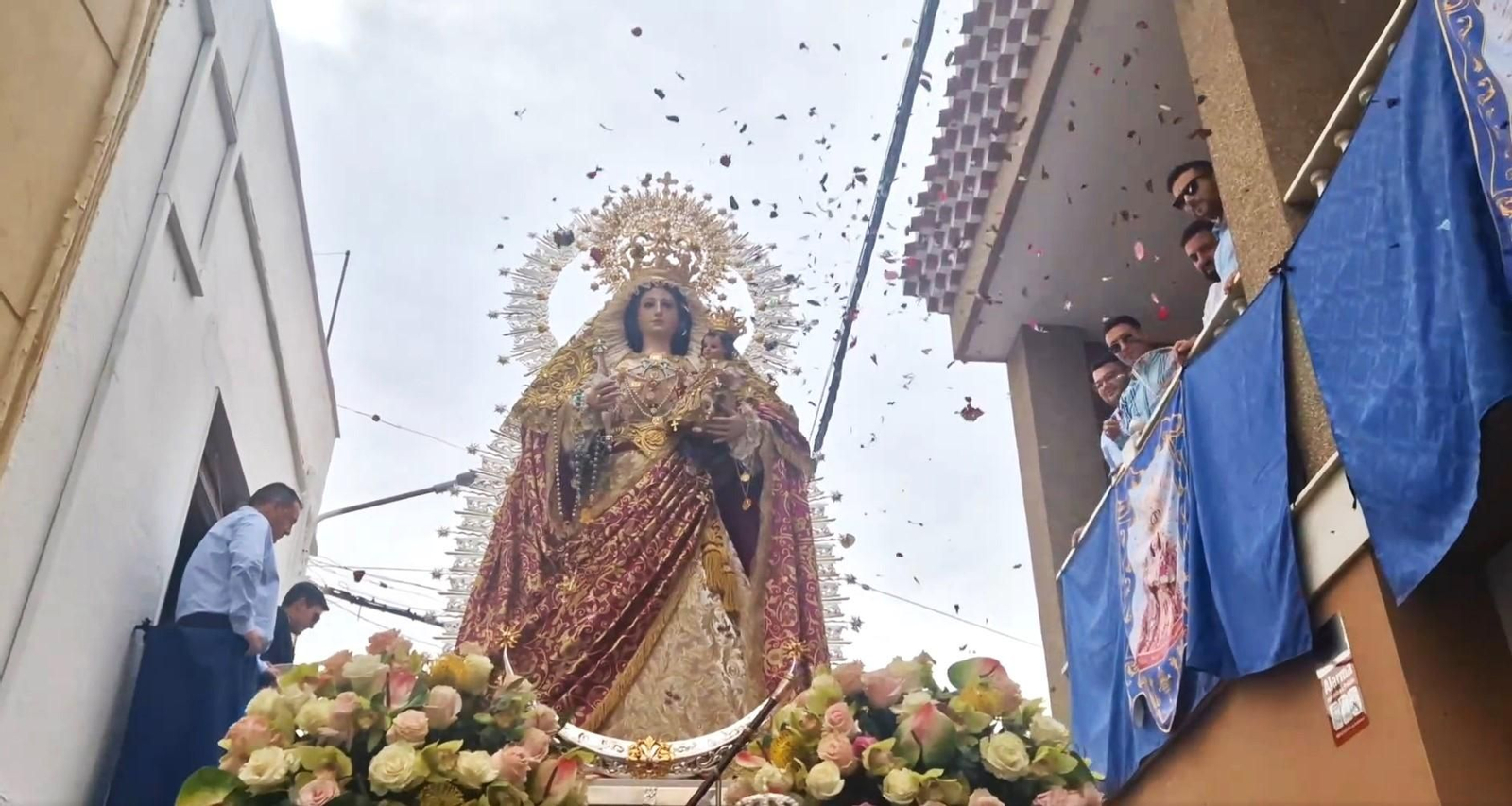 Los vecinos lanzaban flores desde los balcones al paso de la Virgen del Rosario Los vecinos lanzaban flores desde los balcones al paso de la Virgen del Rosario